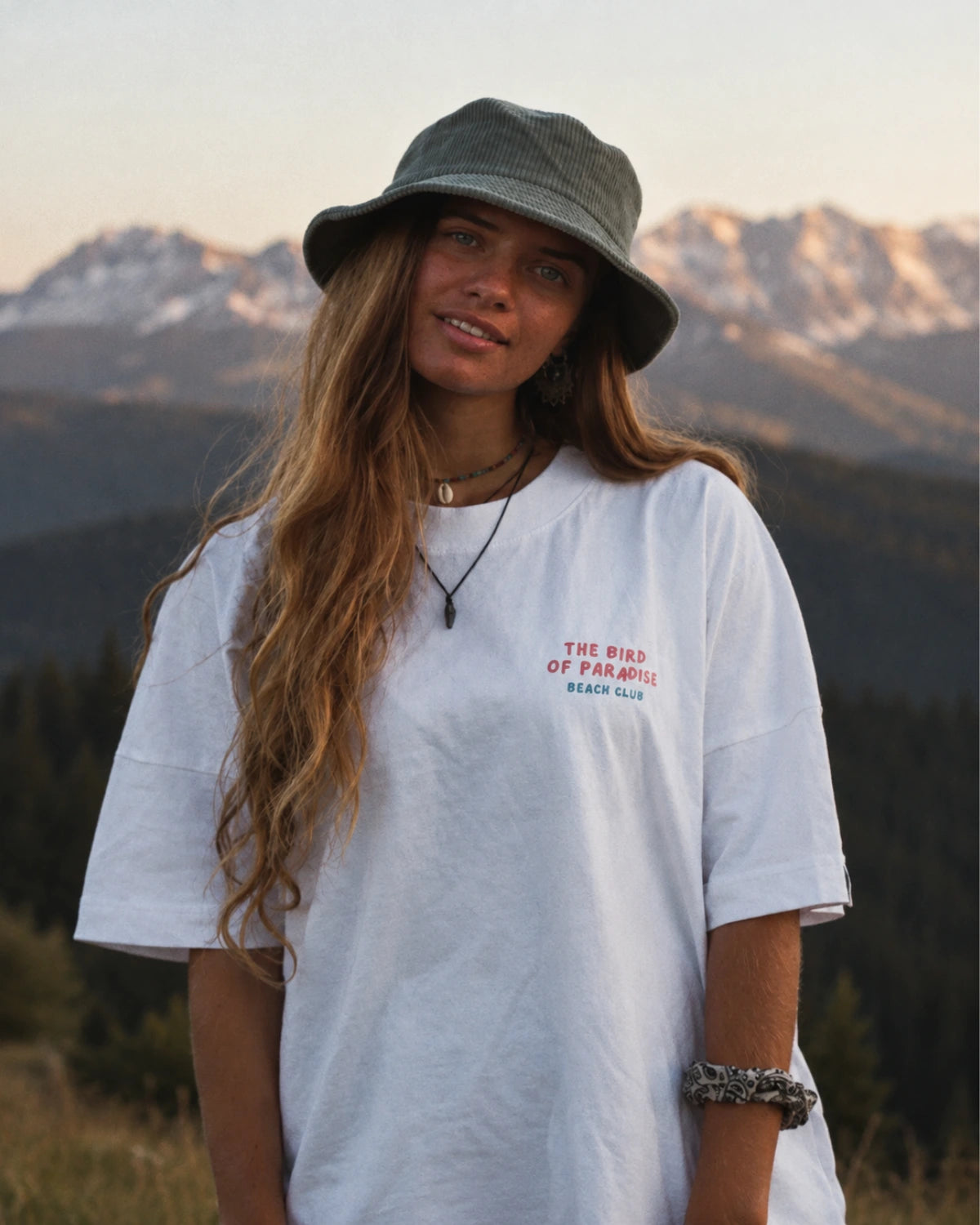 Bird of Paradise Oversized T-Shirt in White im lässigen Oversized Fit vor einer Bergkulisse