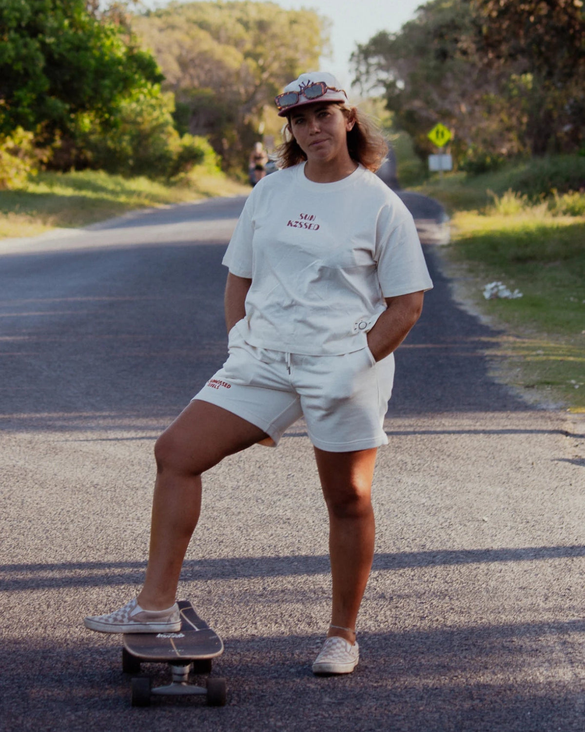 Komplettes Outfit mit beigen Sweat Shorts im Streetwear Stil auf einer Straße im Sonnenlicht