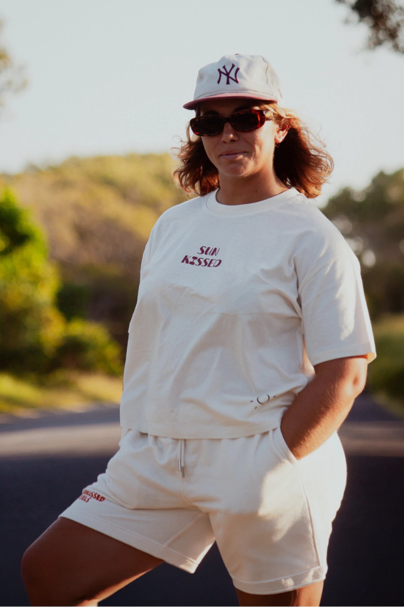 Beige Sweat Shorts im sommerlichen Streetwear Look getragen draußen bei warmem Licht