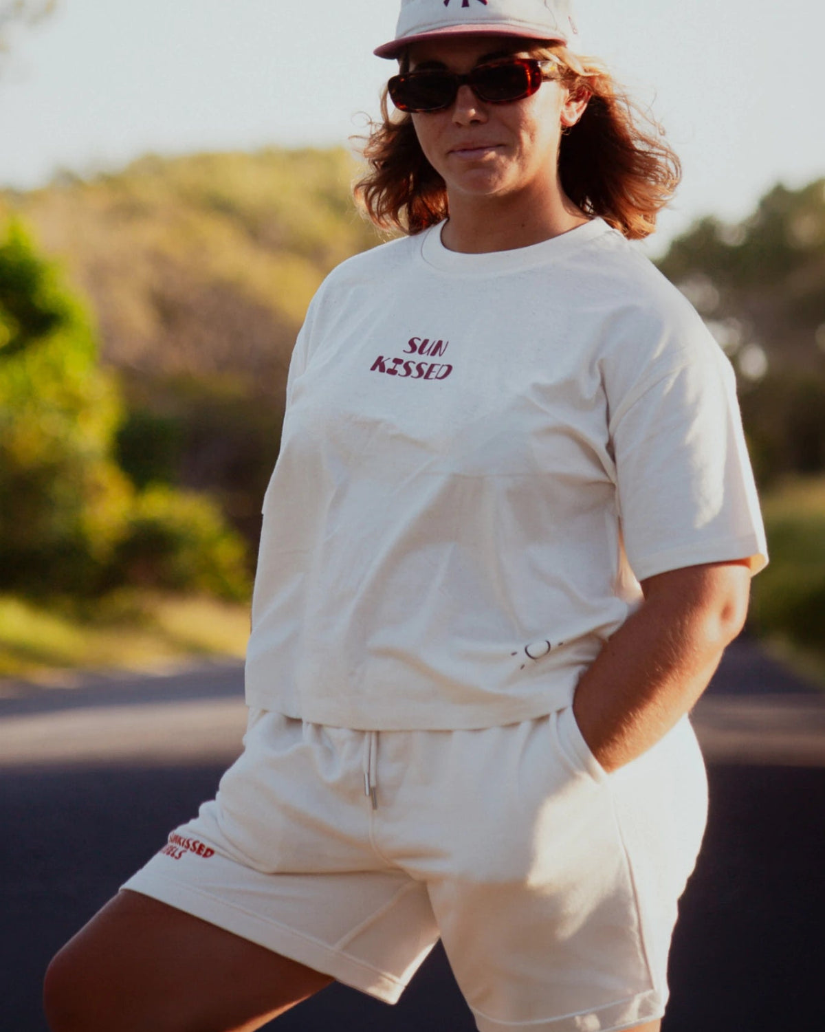 Beige Sweat Shorts im sommerlichen Streetwear Look getragen draußen bei warmem Licht