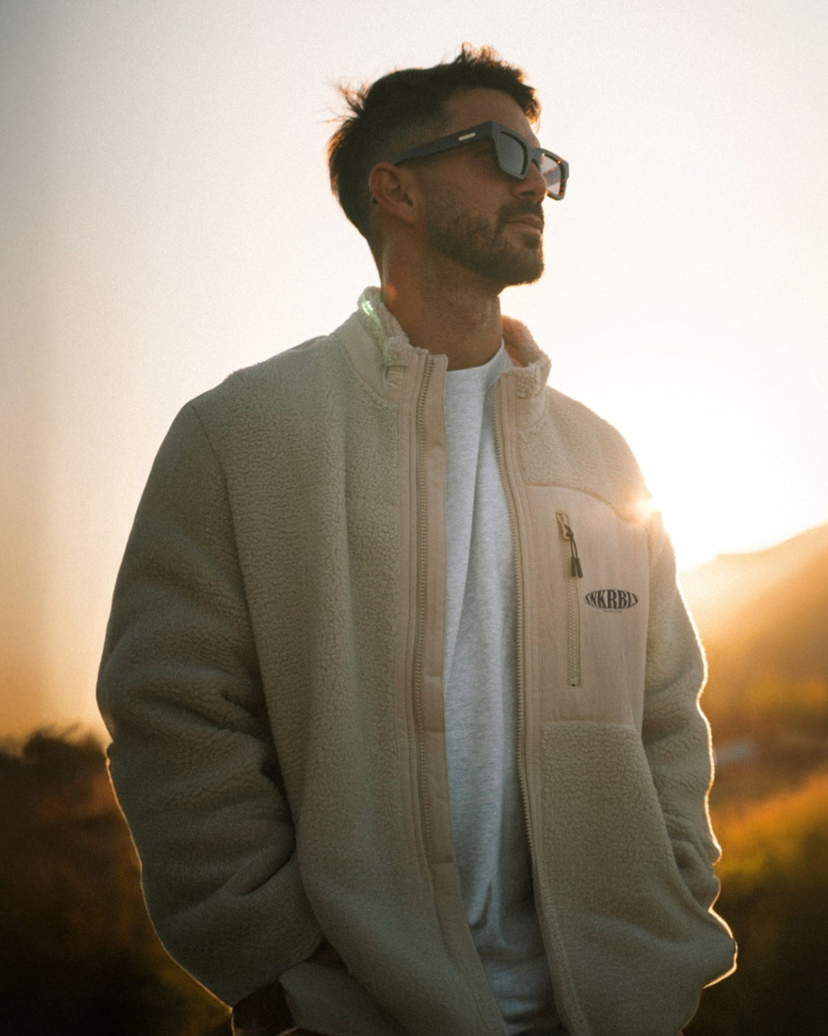 Mann trägt beige Fleece Jacke