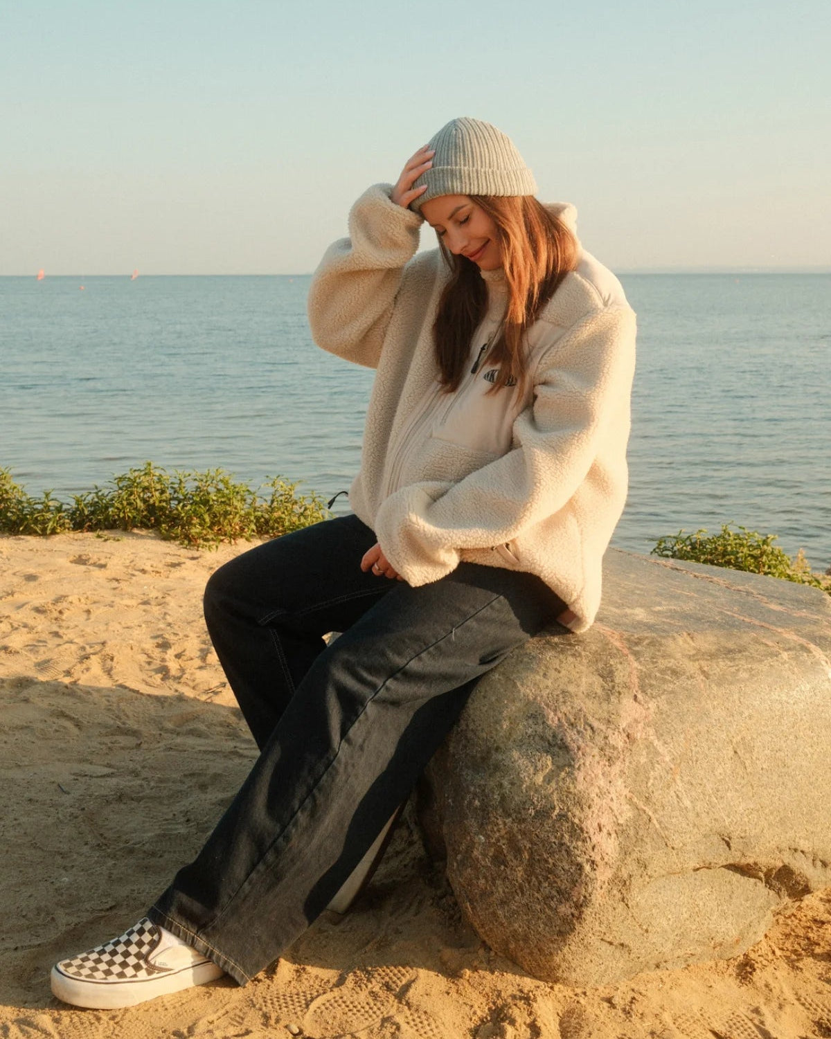 Entspannter Strand-Look mit der Oversized Fleecejacke in Sand von The Sunkissed Rebels mit Stehkragen.