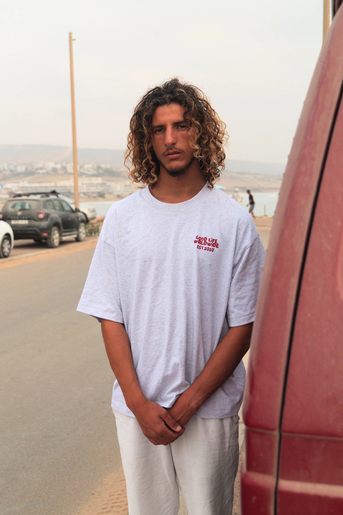 Frontansicht eines Models im Goodlife Heavy T-Shirt in Cool Grey mit kleinem Brustprint und Oversized Fit.
