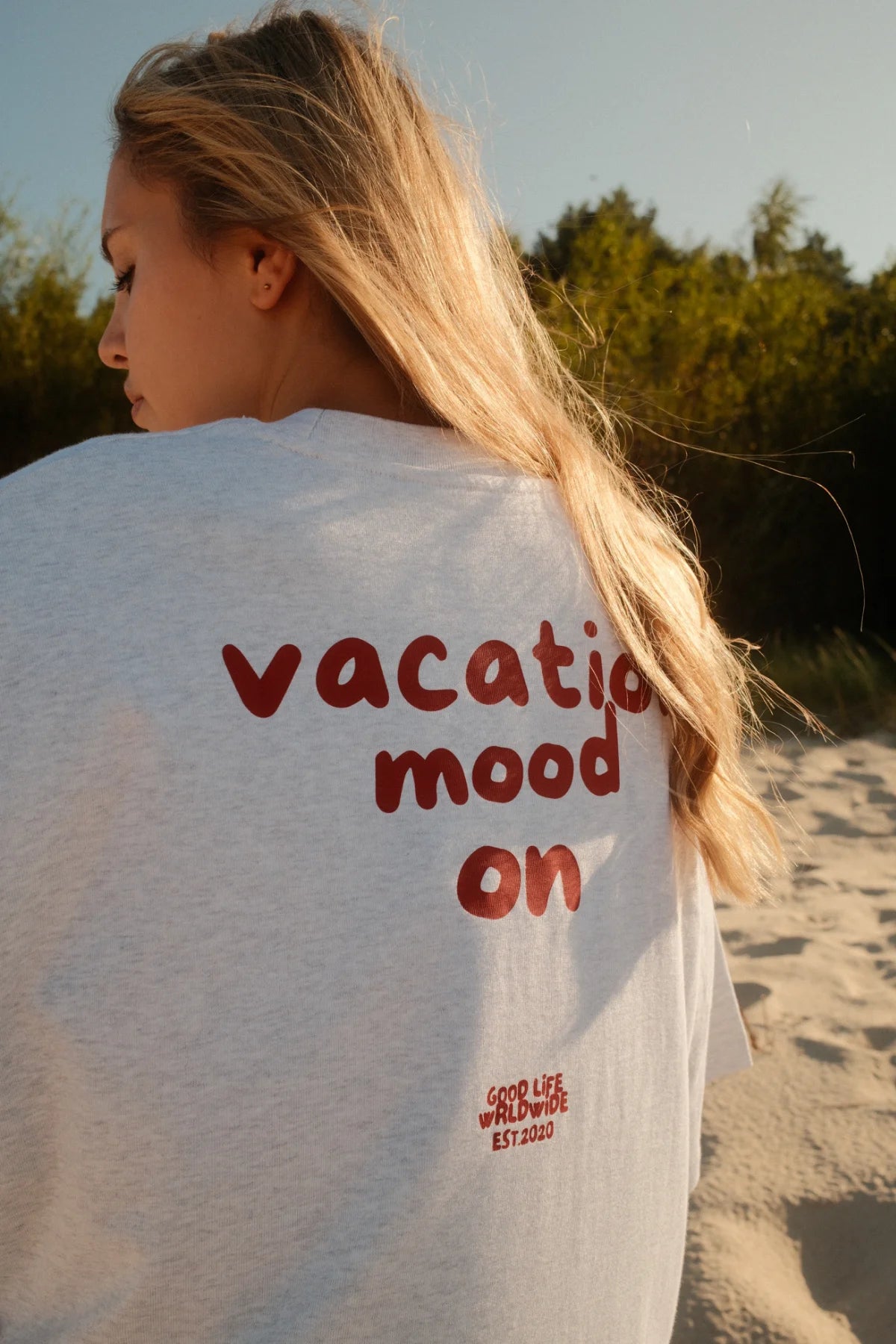 Roter Vacation Mood On Print auf dem Goodlife Heavy T-Shirt in Cool Grey von The Sunkissed Rebels.