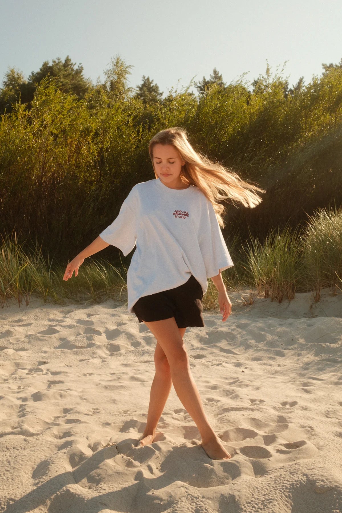 Frontansicht des Goodlife Heavy T-Shirts in Cool Grey von The Sunkissed Rebels mit kastigem Oversized-Schnitt und weiten Ärmeln.