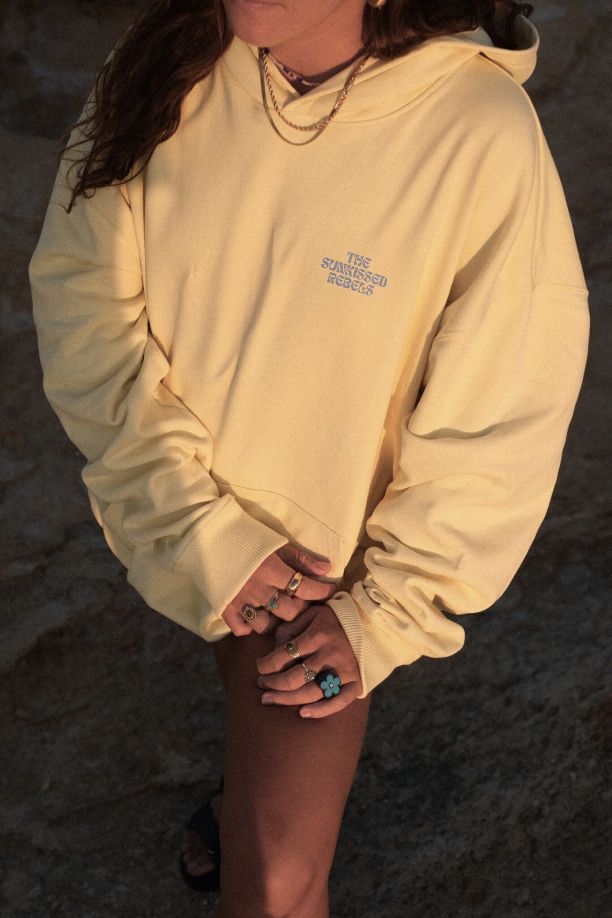 Nahaufnahme vom A Good Day Hoodie. Man sieht den Druck vorne sehr deutlich und kann die blaue Aufschrift The Sunkissed Rebels gut lesen.