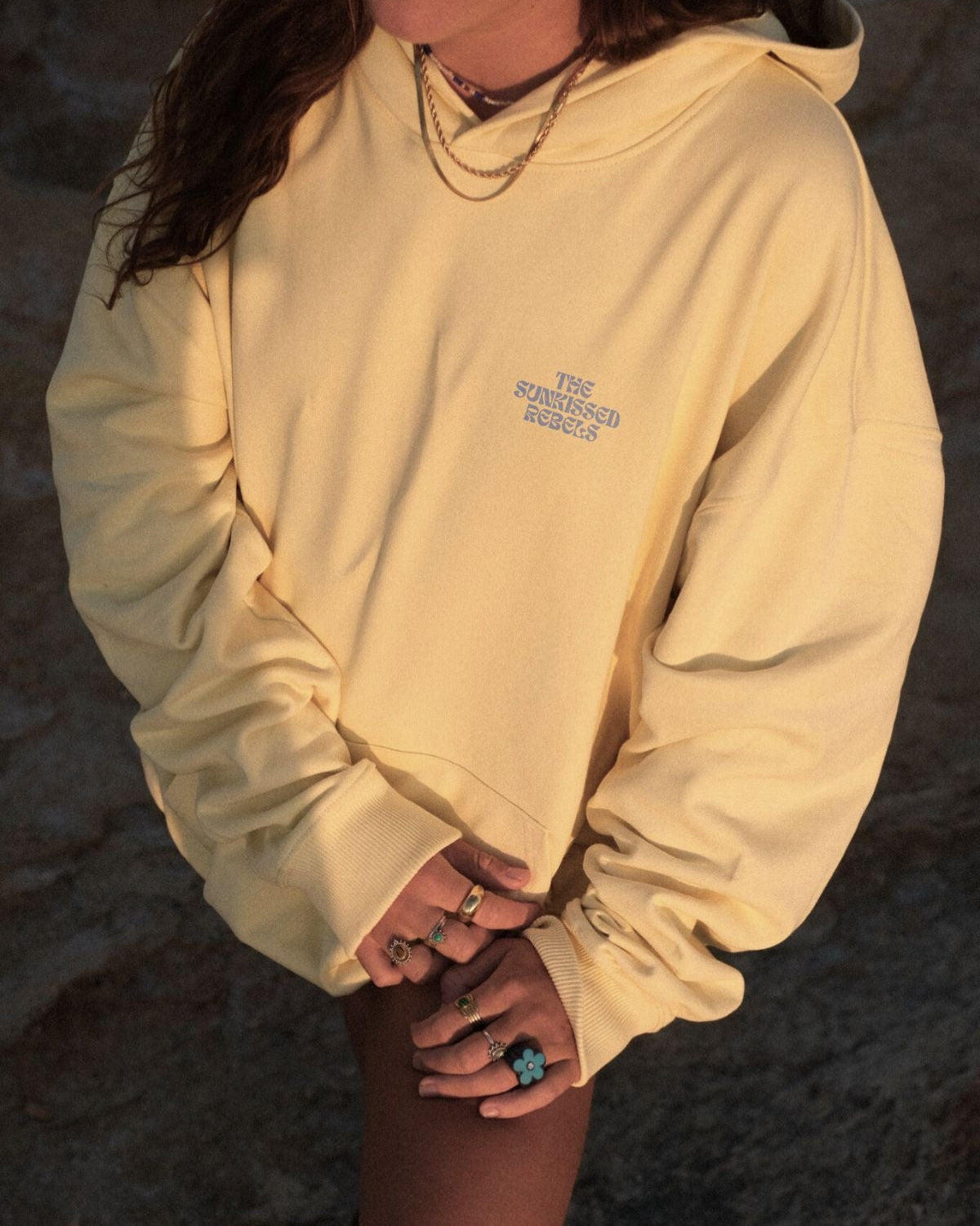 Nahaufnahme vom A Good Day Hoodie. Man sieht den Druck vorne sehr deutlich und kann die blaue Aufschrift The Sunkissed Rebels gut lesen.