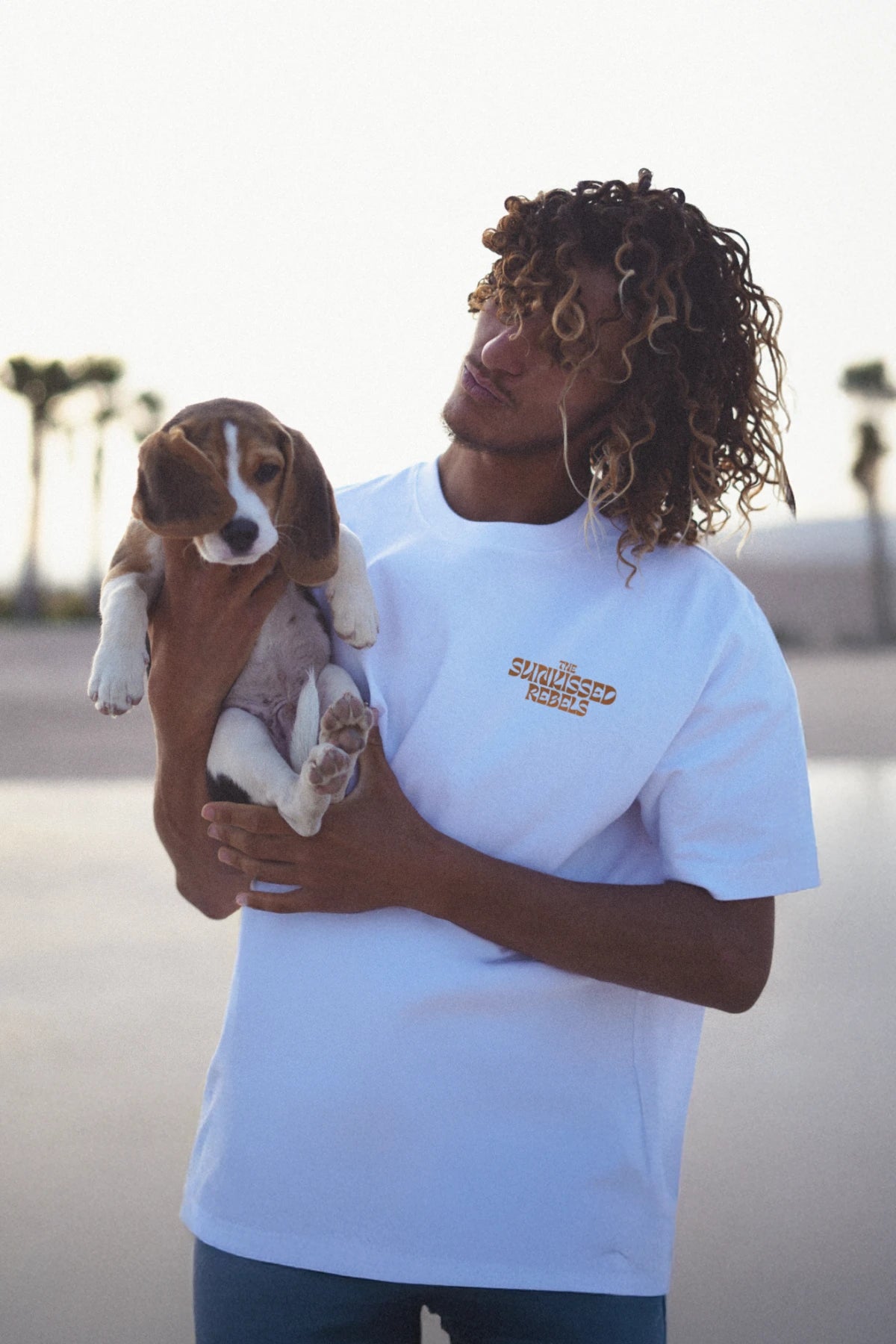 Model mit Hund im weißen Oversized T-Shirt Liive
Free von The Sunkissed Rebels – Lifestyle-Moment am Strand