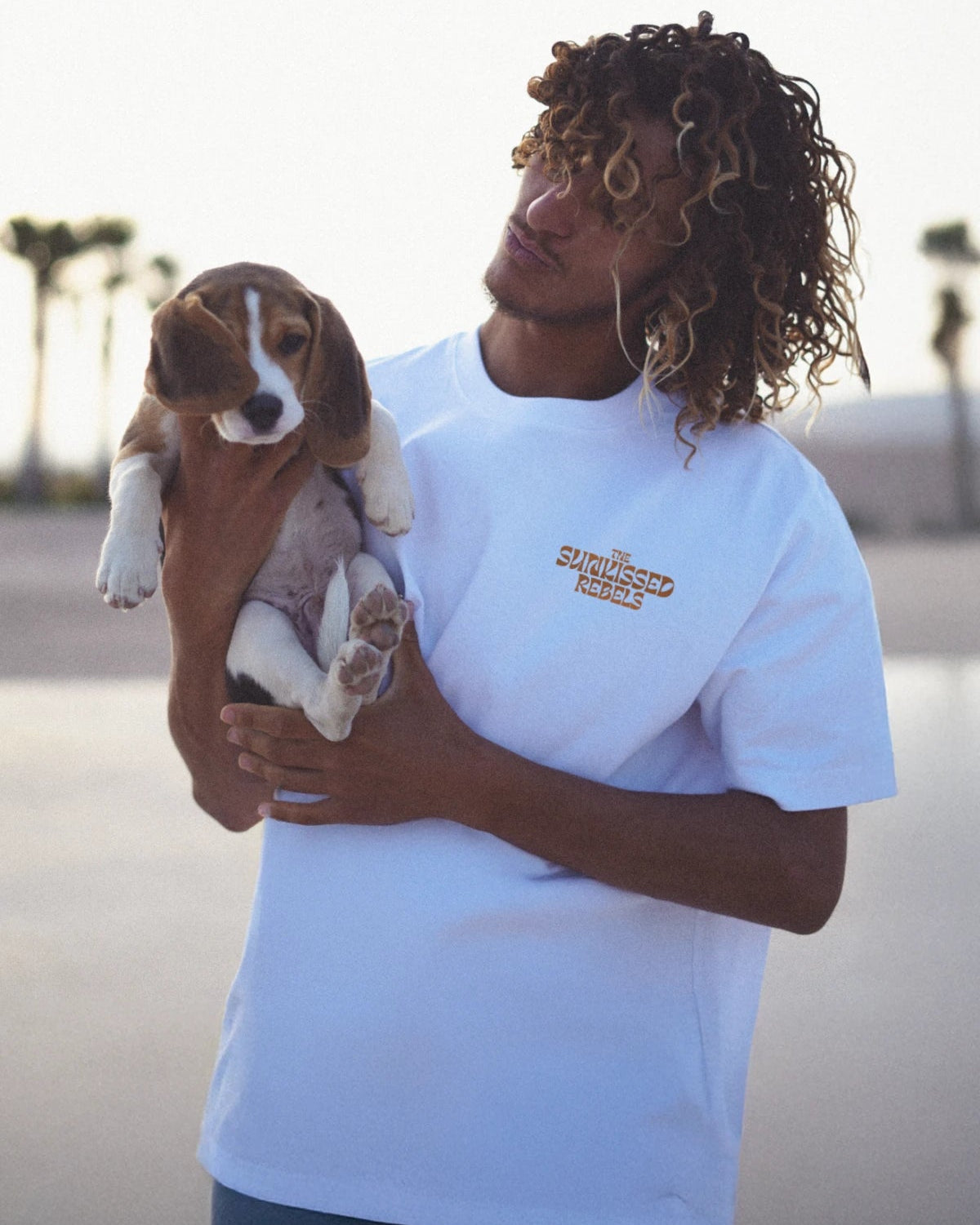 Model mit Hund im weißen Oversized T-Shirt Liive
Free von The Sunkissed Rebels – Lifestyle-Moment am Strand