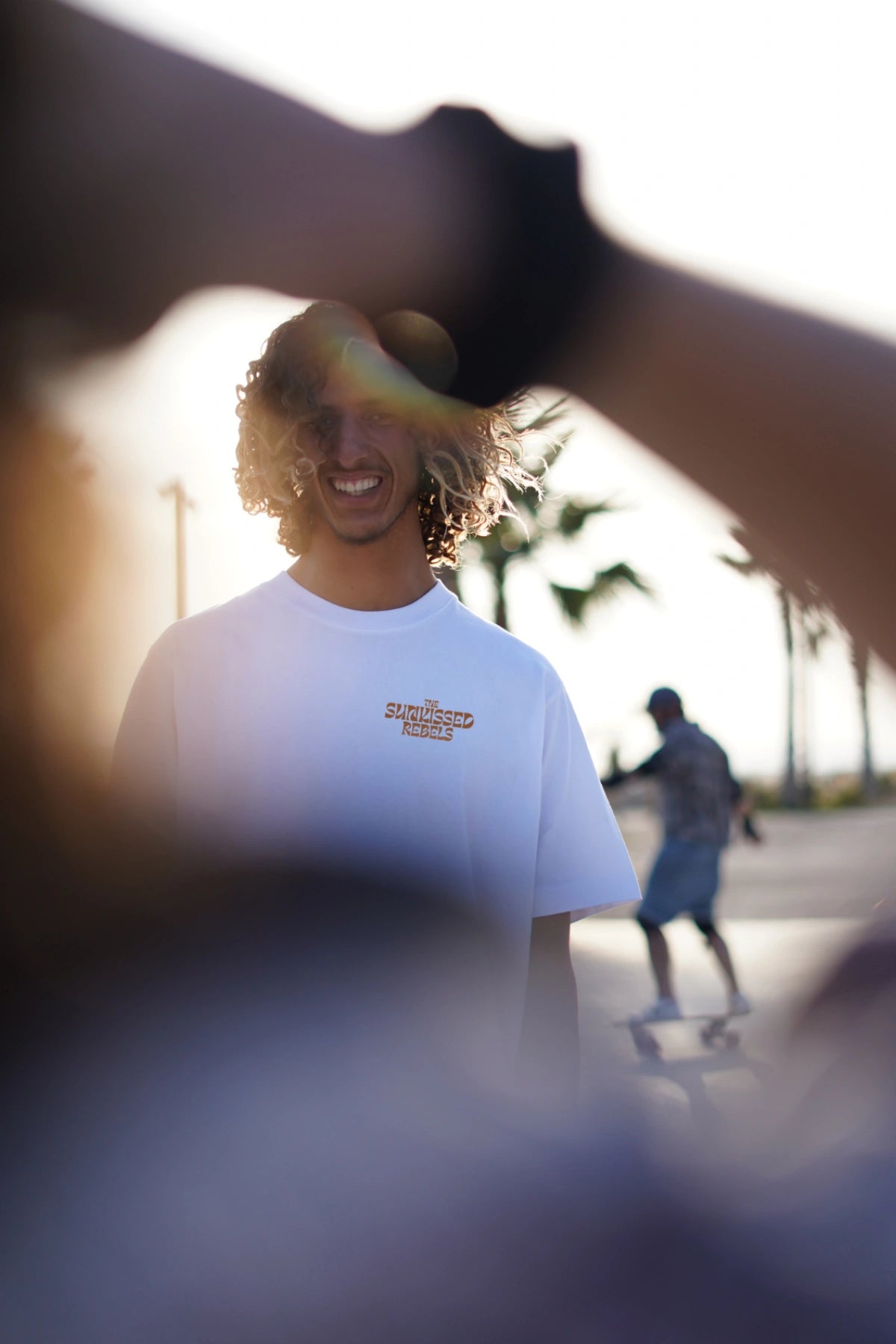 Model im weißen Live
Free Shirt beim Fotoshooting in entspannter Sommeratmosphäre