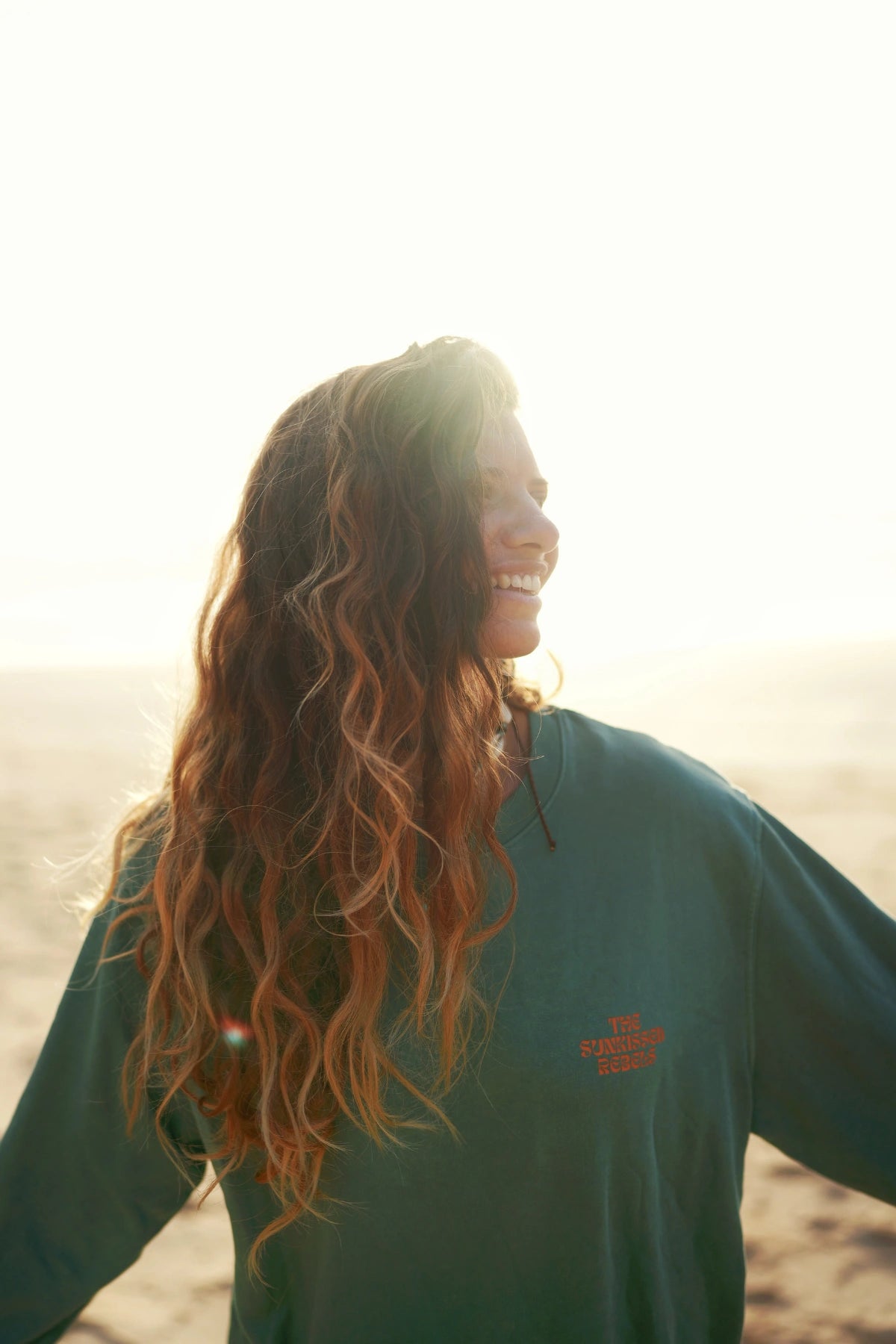 Strahlendes Lächeln in der Sonne – Palm Green Sweater mit Sonnenlicht im Haar