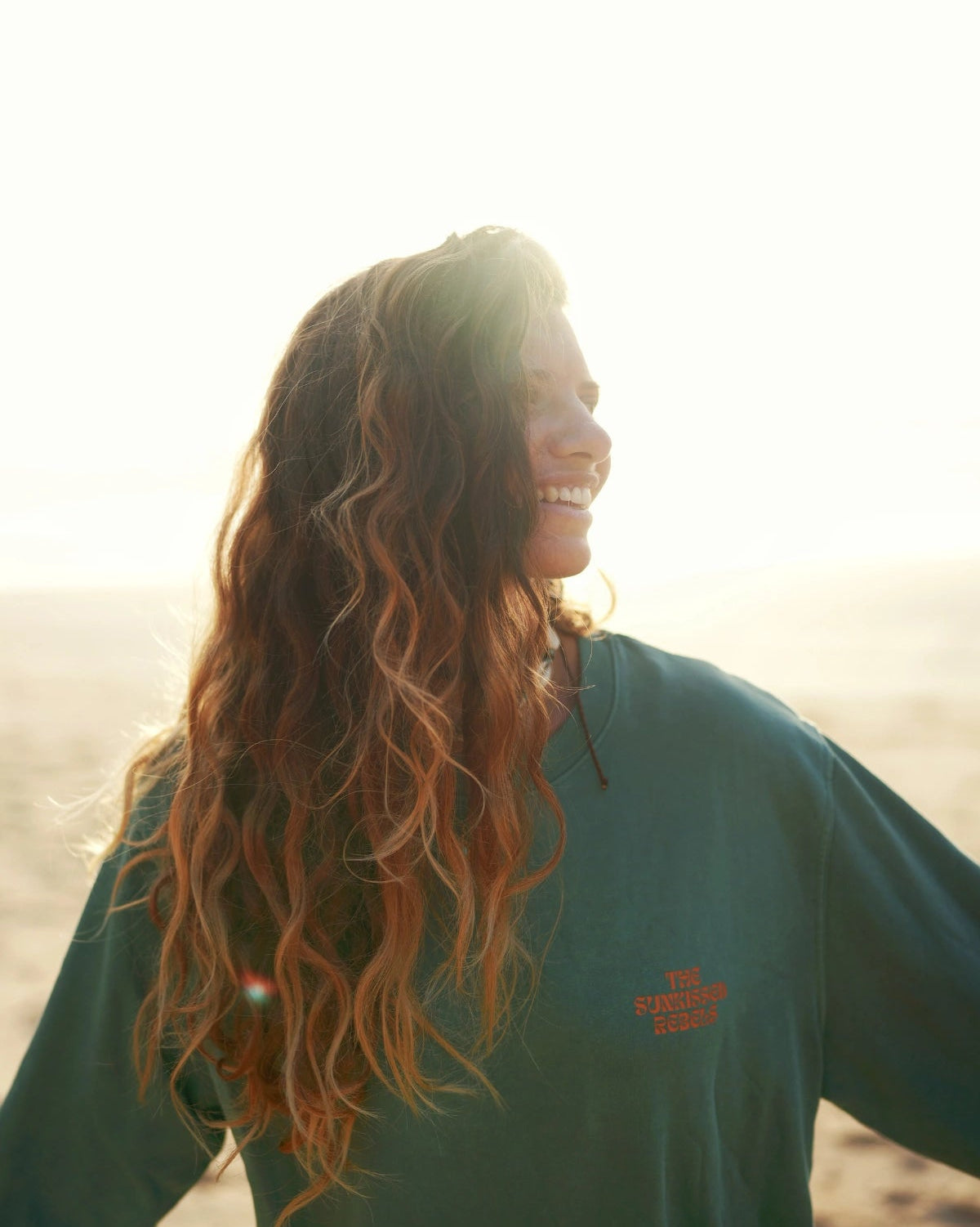 Strahlendes Lächeln in der Sonne – Palm Green Sweater mit Sonnenlicht im Haar