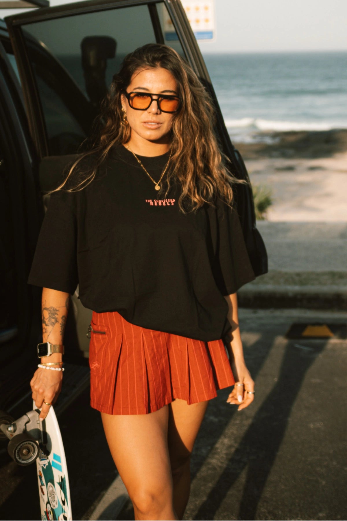 No Bullshit Whale Boxy Oversized T-Shirt in Black von The Sunkissed Rebels mit kleinem Frontlogo im lässigen Beach Look.