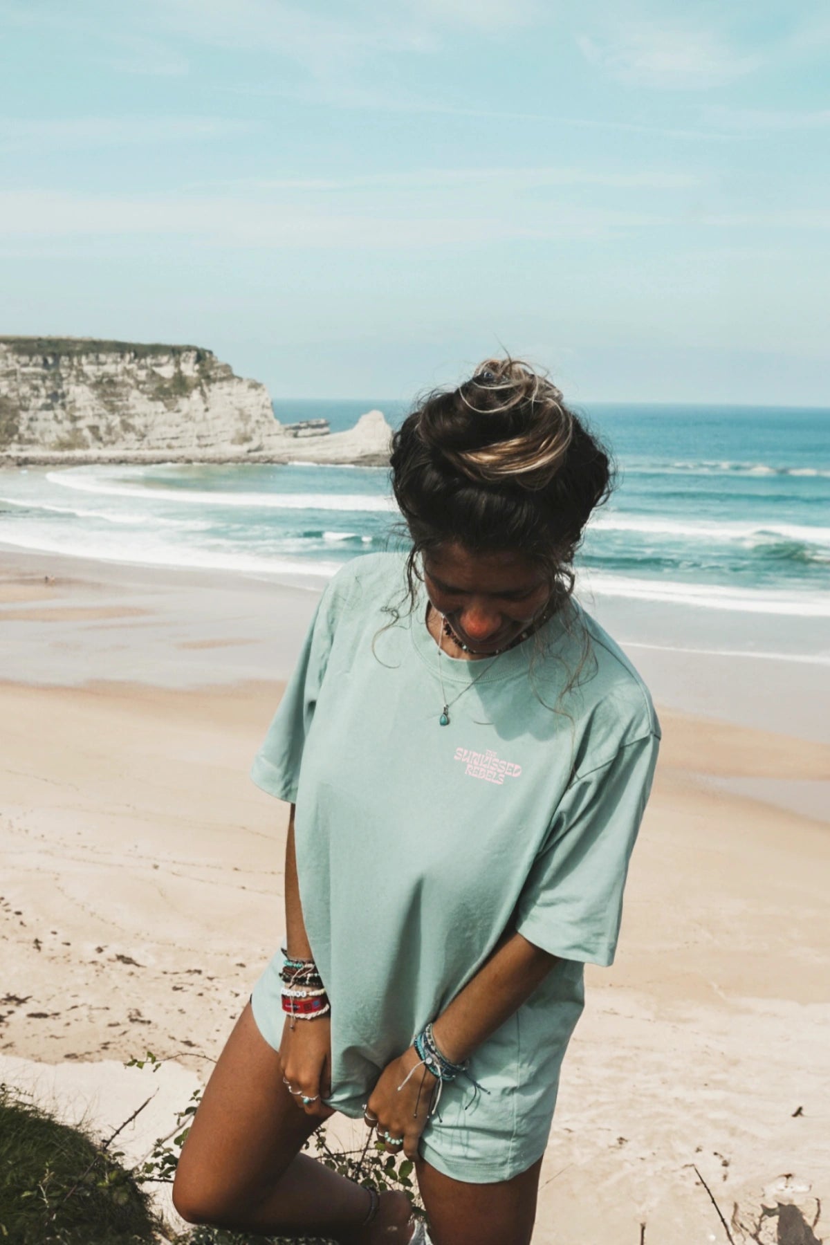 Aloe Oversized T-Shirt „Live Free“ von The Sunkissed Rebels – Vorderansicht am Küstenstrand