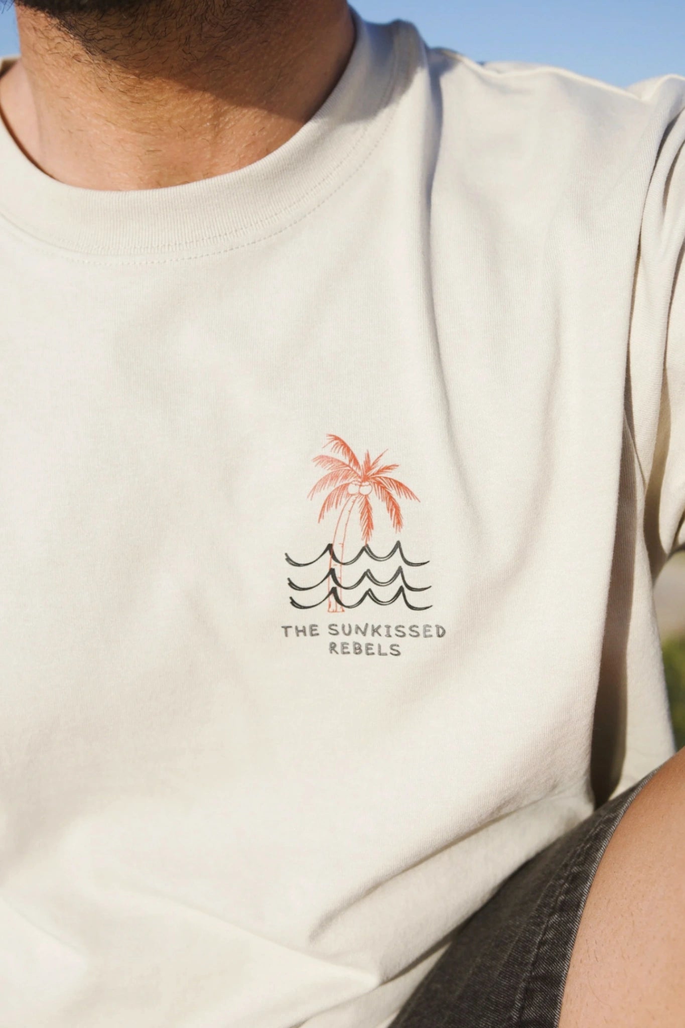 Oversized T-Shirt Sand Waves Palm Trees Brustprint mit Palmenmotiv hochwertige Streetwear Detailaufnahme