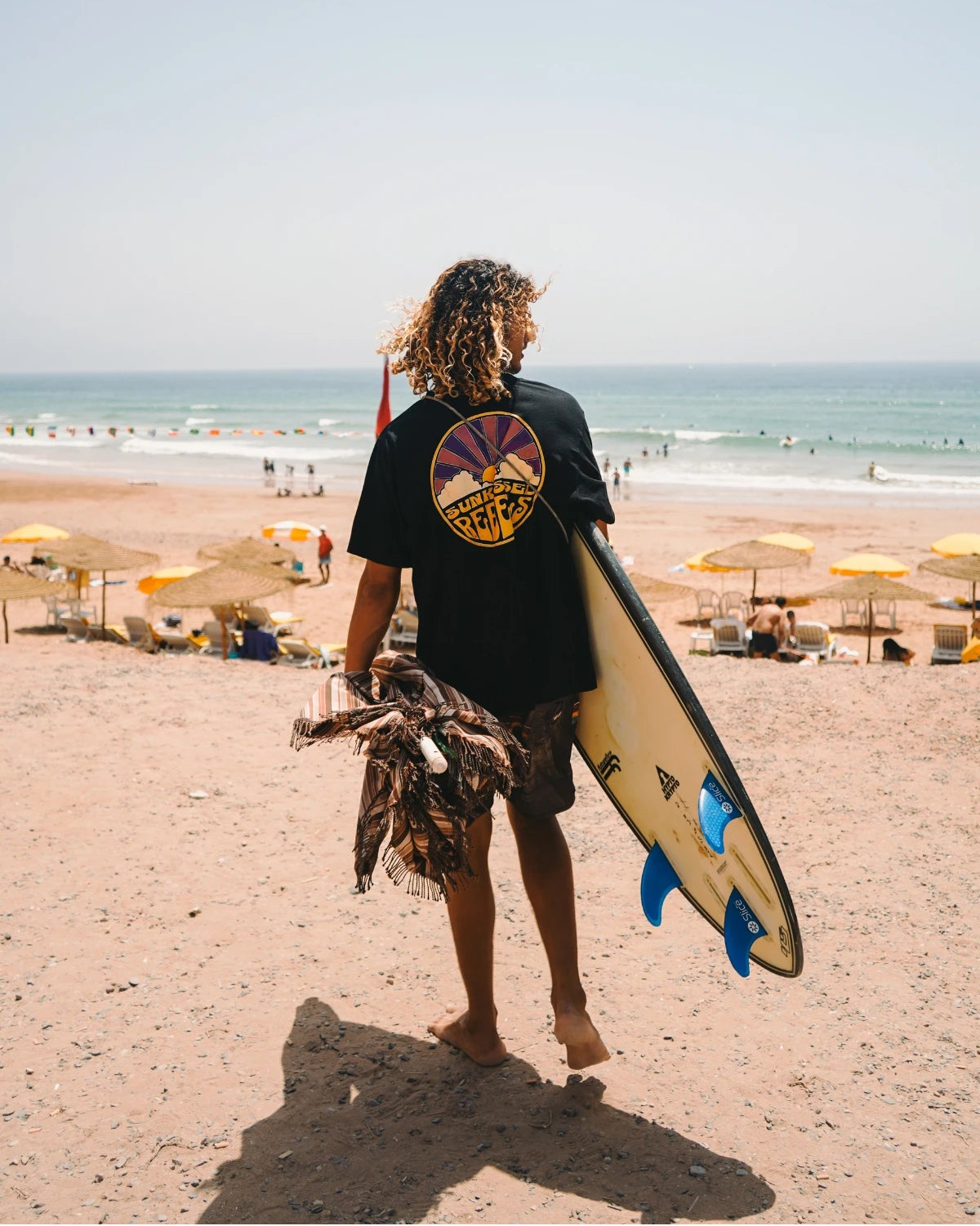 Blick auf den Ozean mit Surfboard – Sunkissed Rebels Abenteuer
