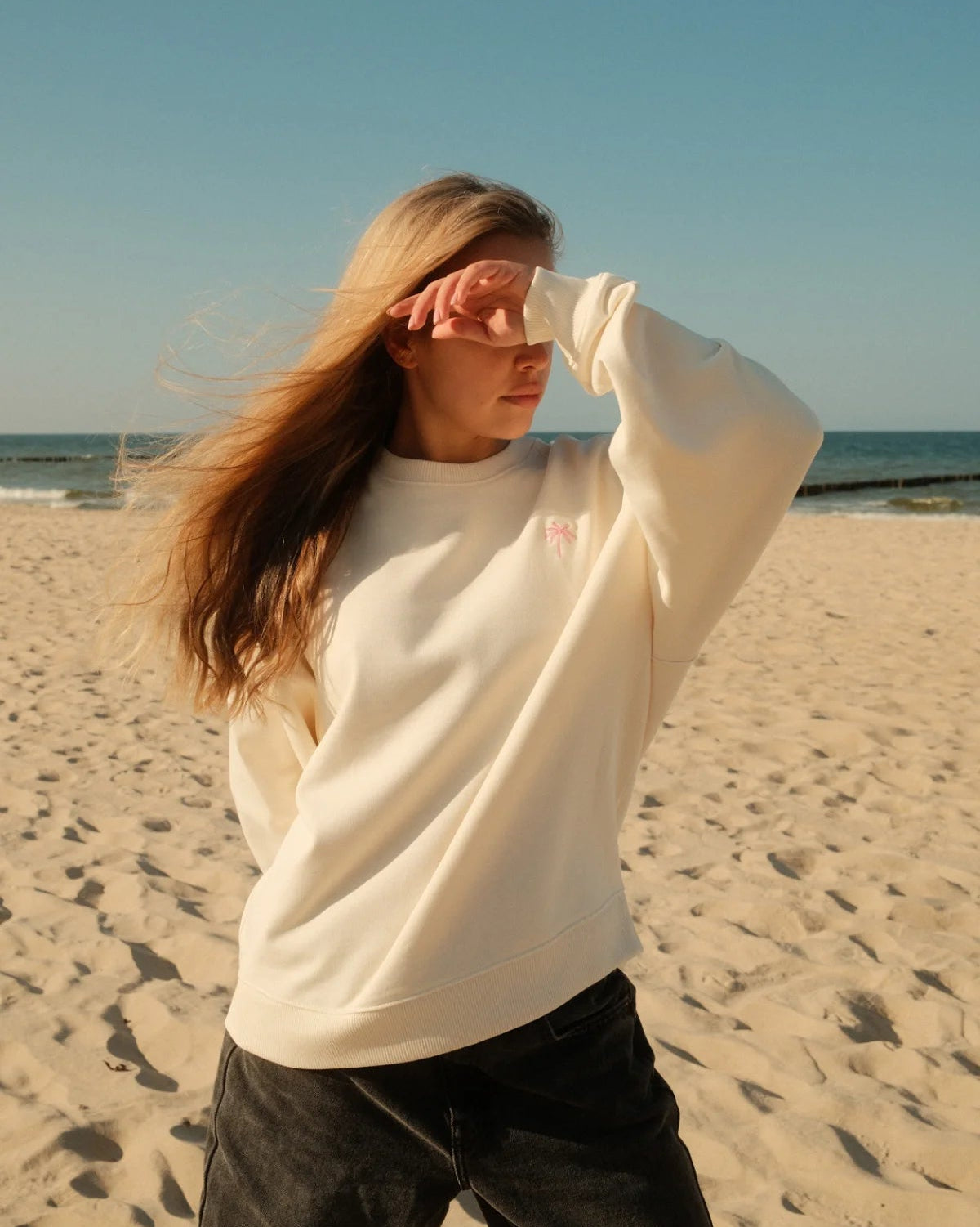 Entspannter Beach Look mit dem hellen Oversized Pullover Palm Tree Sweater Cream von The Sunkissed Rebels.