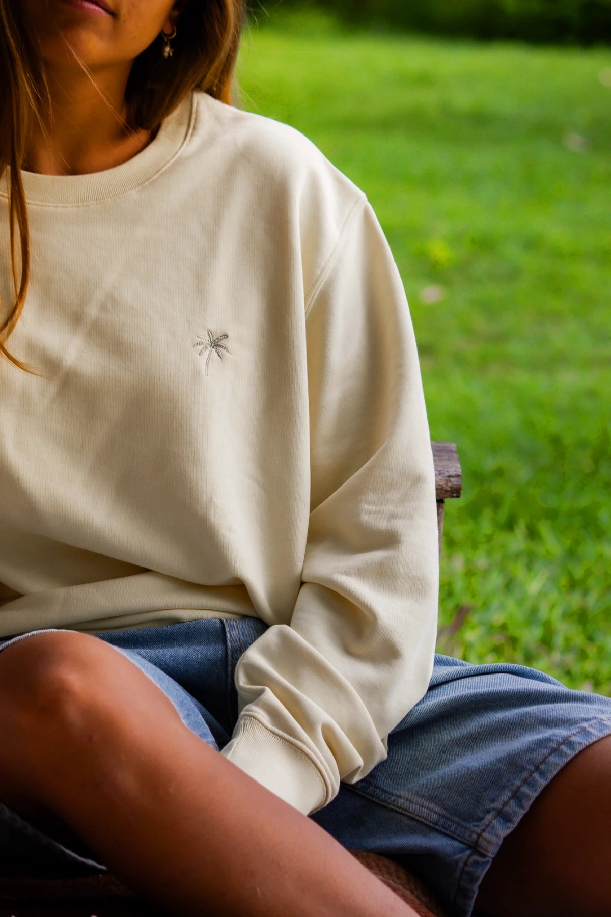 Detailansicht vom Palm Tree Sweater in Butter mit gestickter Palme auf der Brust