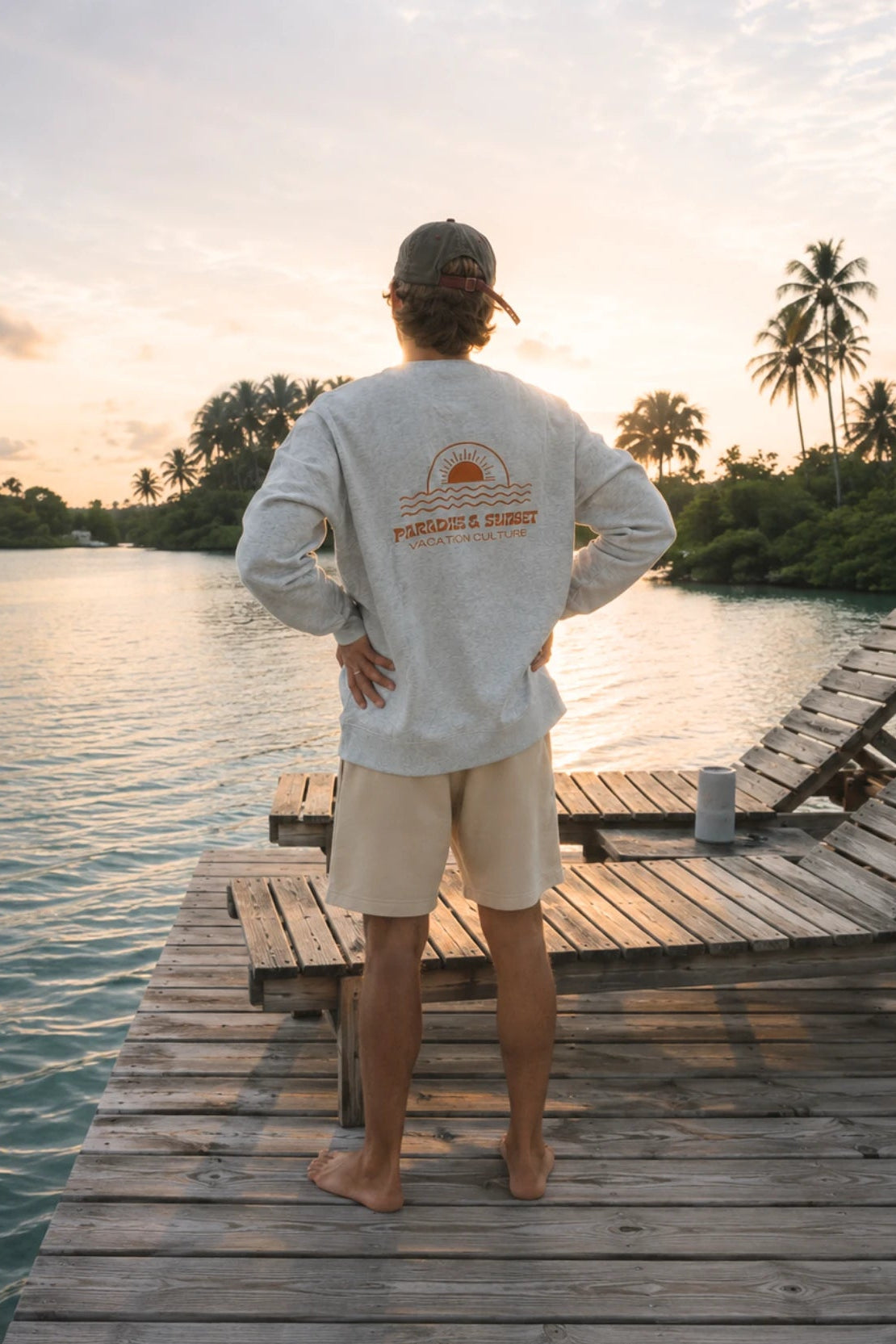 Mann trägt hell grauen sweater mit orangenem Druck