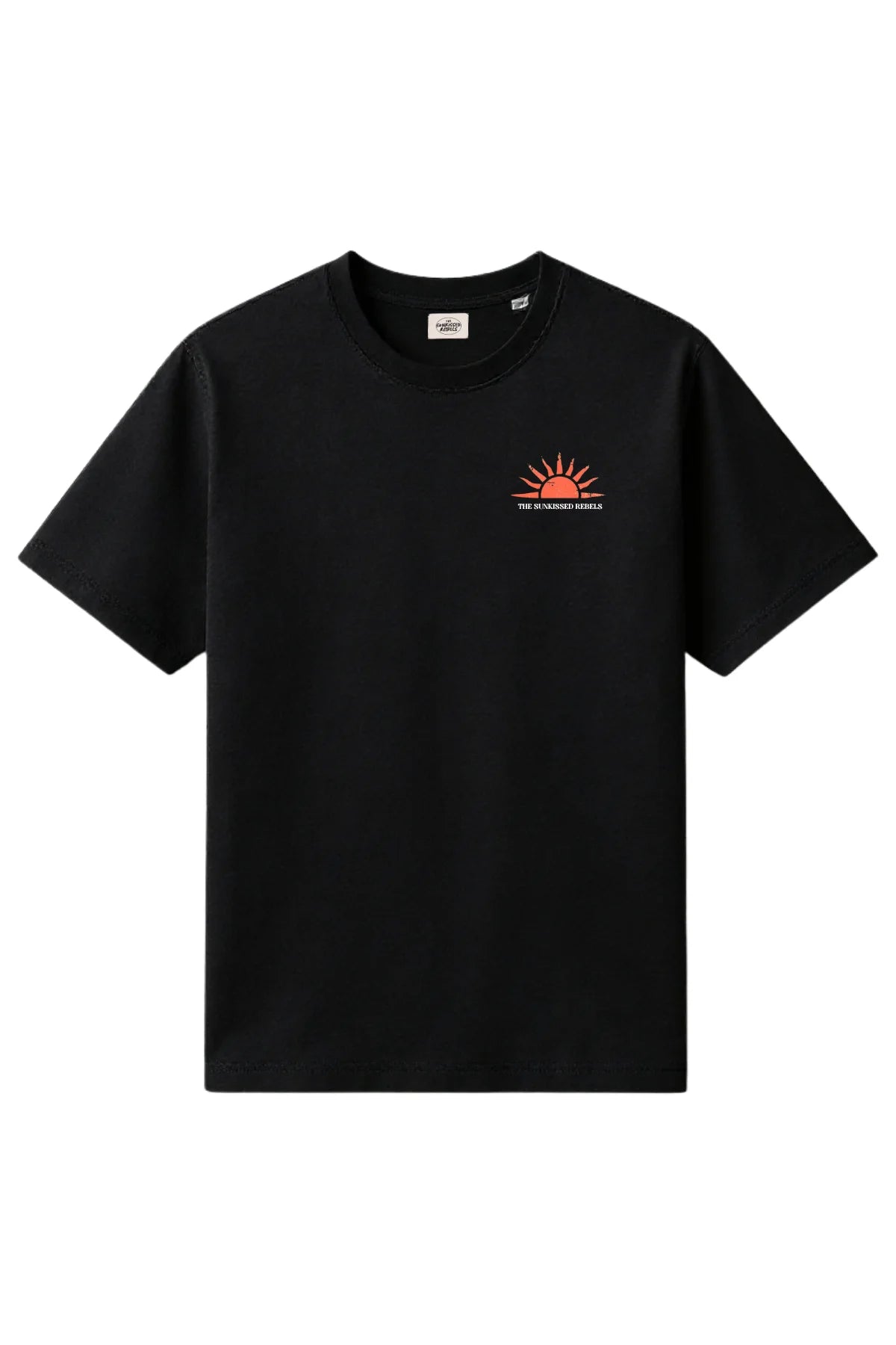 Schwarzes T-Shirt „The Sunkissed Rebels“ mit kleinem Sonnengrafik-Logo auf der Brust, Frontansicht.