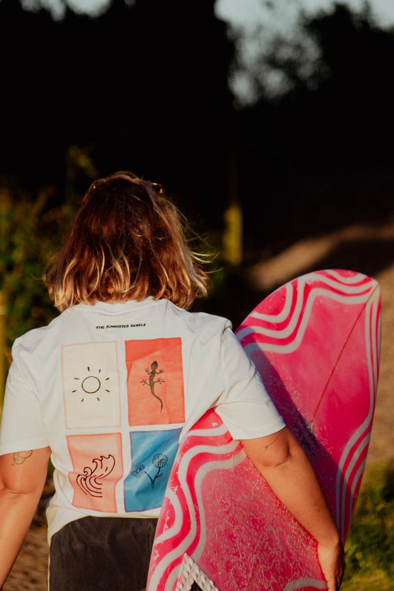 Rückansicht vom Rebel Elements T-Shirt mit grafischem Backprint beim Surf Lifestyle
