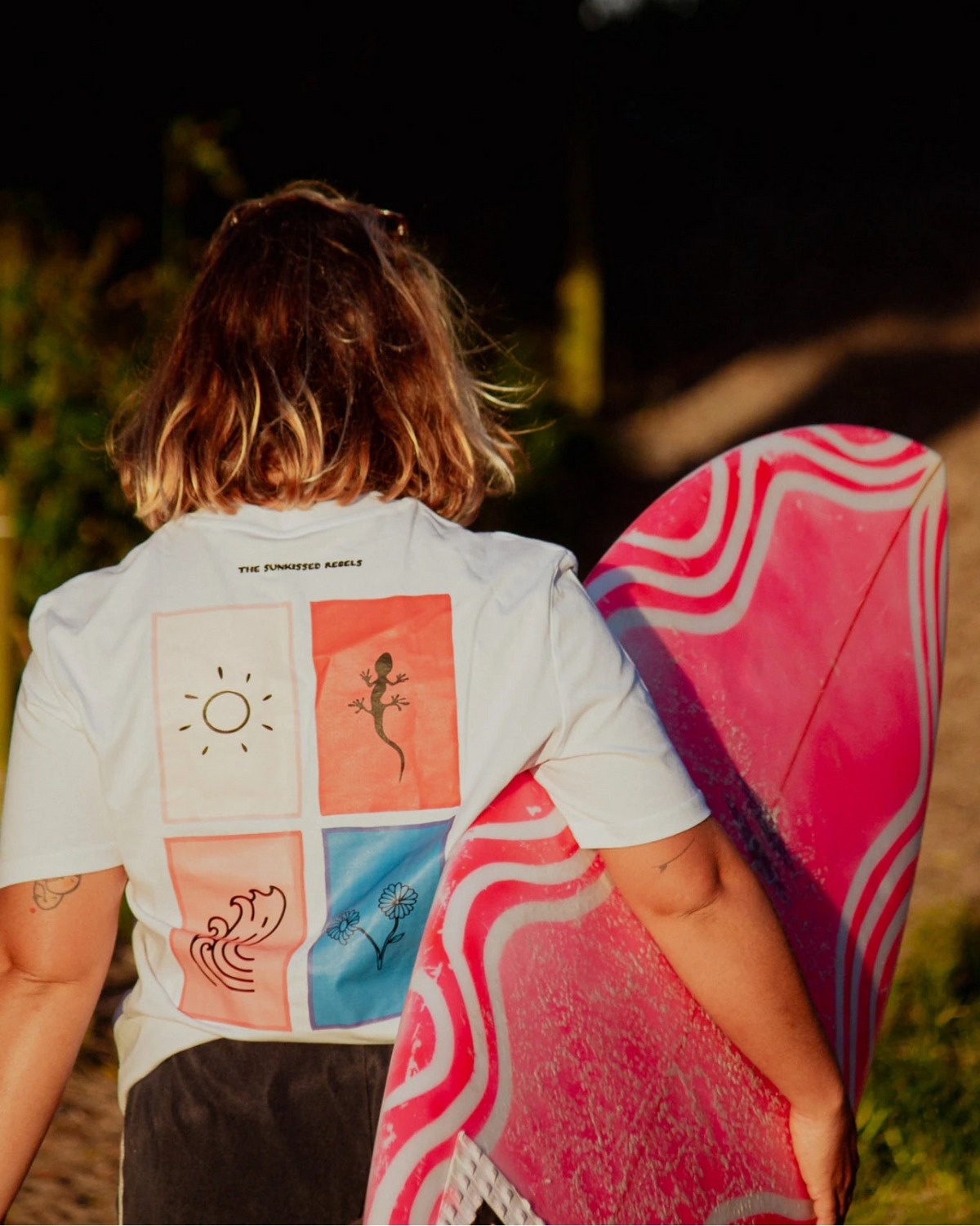 Rückansicht vom Rebel Elements T-Shirt mit grafischem Backprint beim Surf Lifestyle