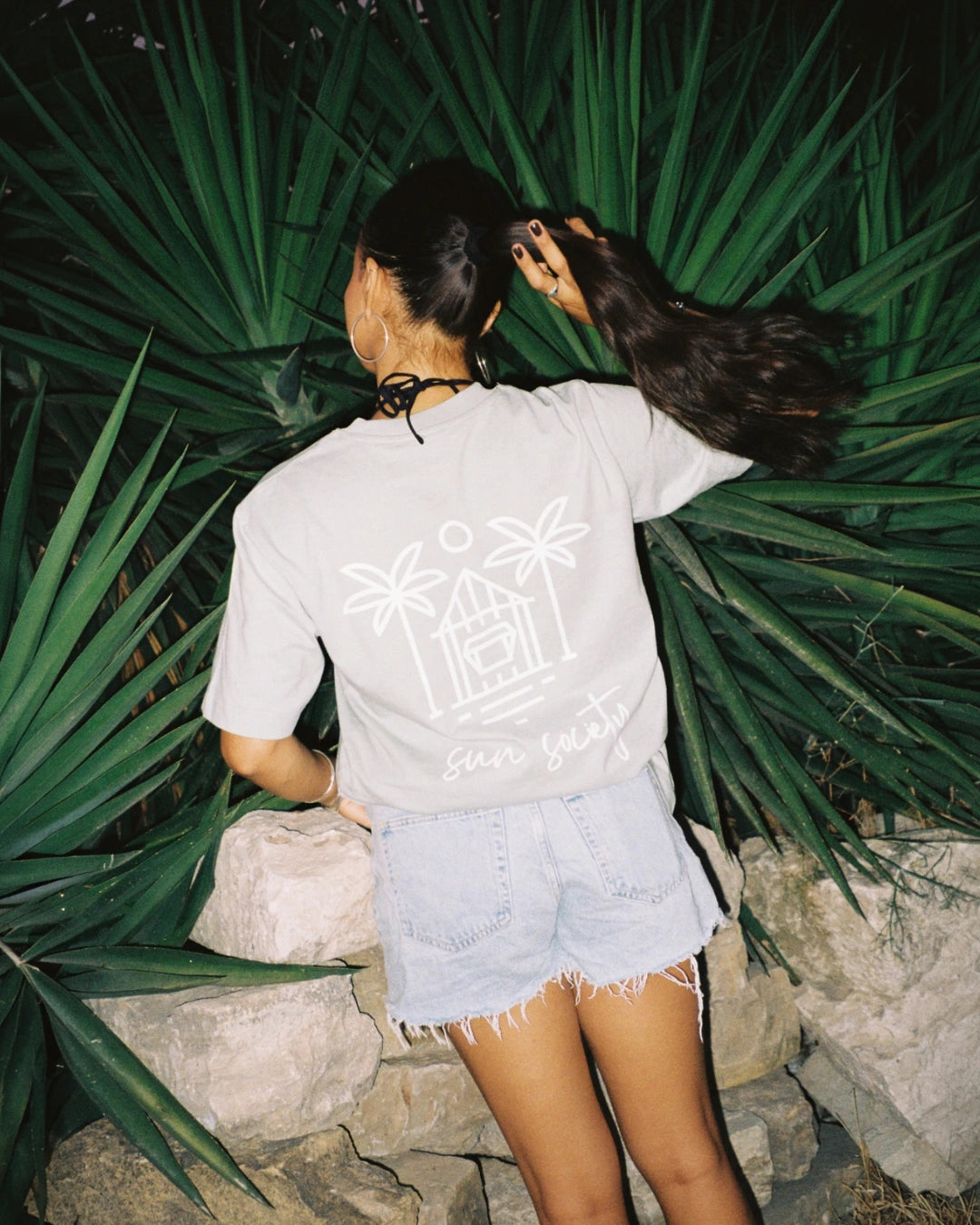 Frau trägt Sun Society Oversiezed T-Shirt Aloe vopn The Sunkissed Rebels