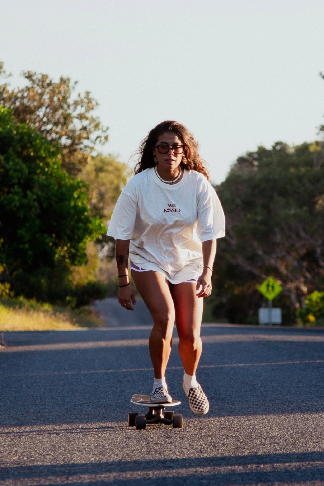 Frau fährt Skateboard mit Sunkissed Light T Shirt Natural Raw im Sommer Look