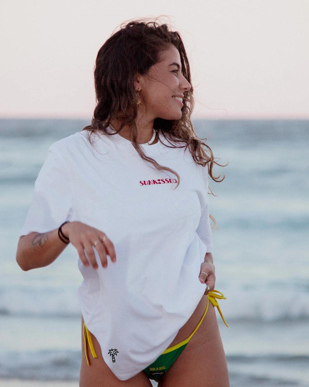 Detailaufnahme vom weißen Sunkissed T-Shirt mit rotem Logo auf der Brust