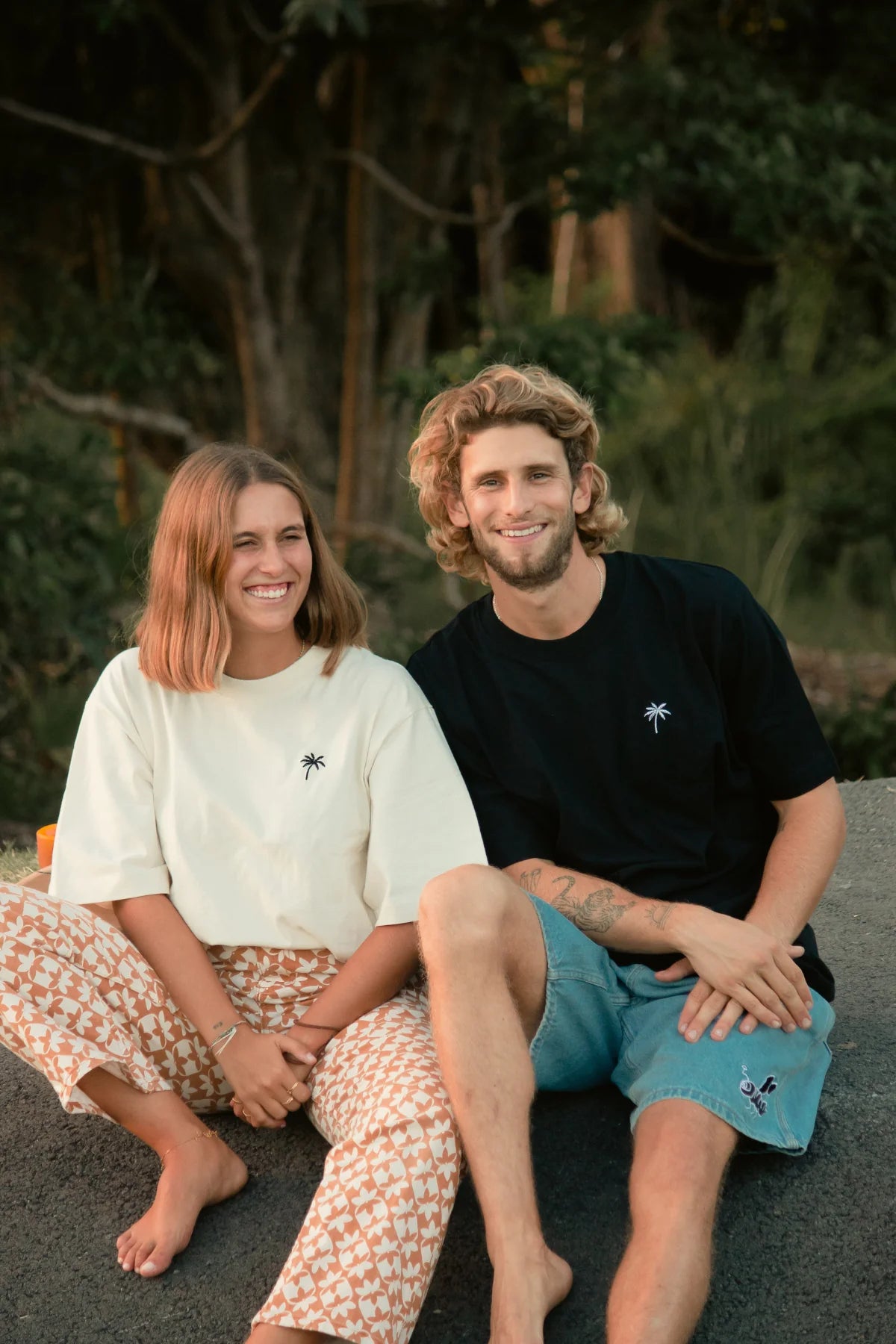 The Sunkissed Rebels Oversized T-Shirt Schwarz – modernes Paarshooting bei Sonnenuntergang