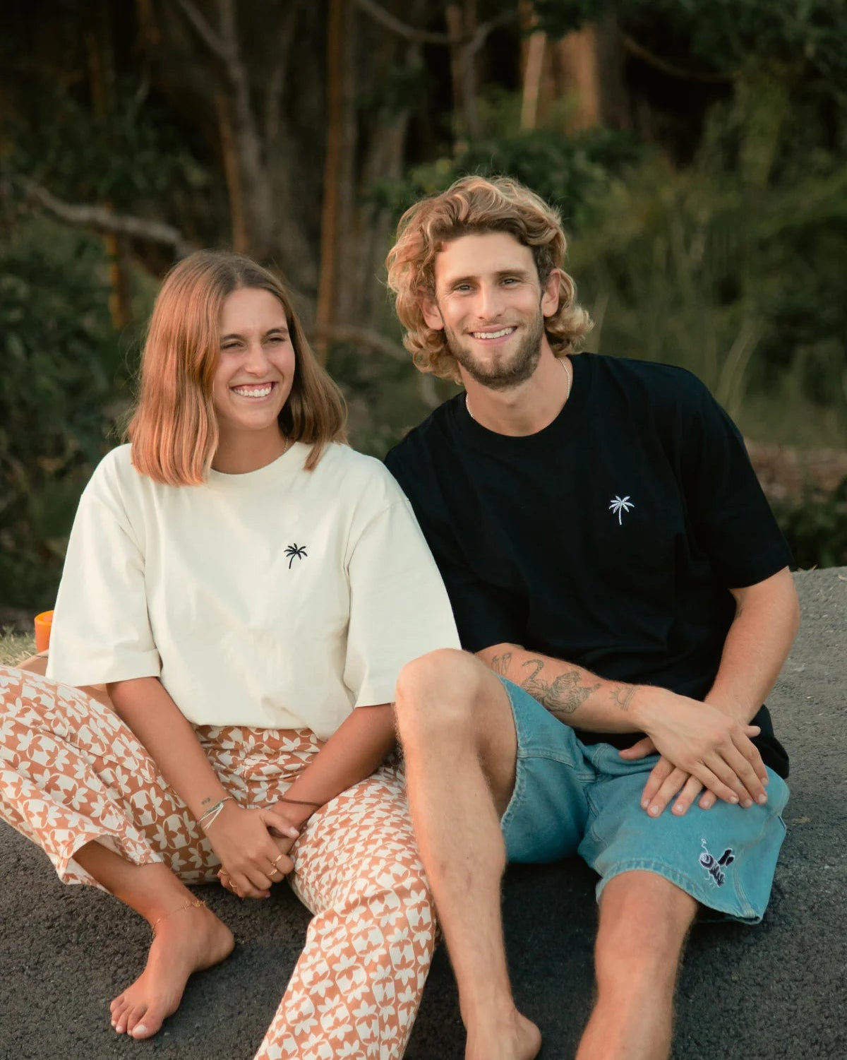 The Sunkissed Rebels Oversized T-Shirt Schwarz – modernes Paarshooting bei Sonnenuntergang