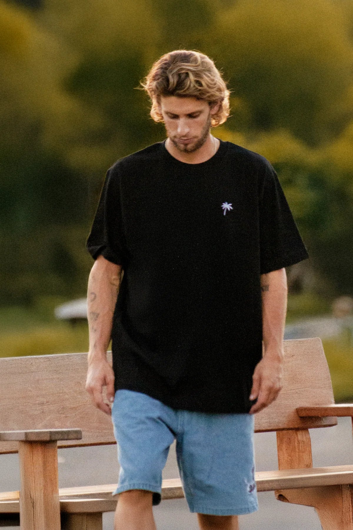 Schwarzes Oversized T-Shirt von The Sunkissed Rebels – lässiger Lifestyle-Look für Ihn