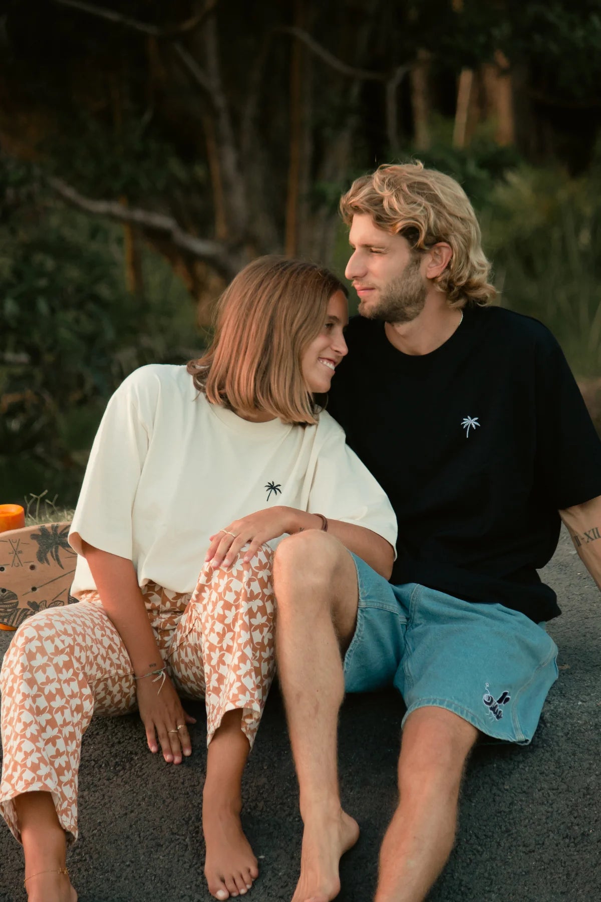 Unisex T-Shirt in Schwarz von The Sunkissed Rebels – modernes Coupleshooting im Natur-Look