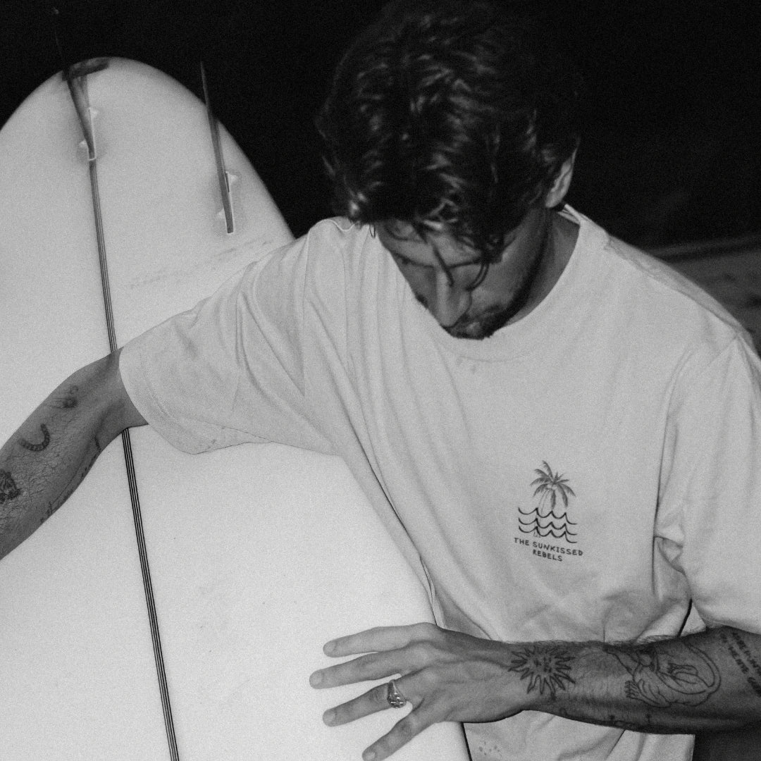 Mann mit Surf Brett in coller schwarz weiß Aufnashme . The sunkissed Rebels