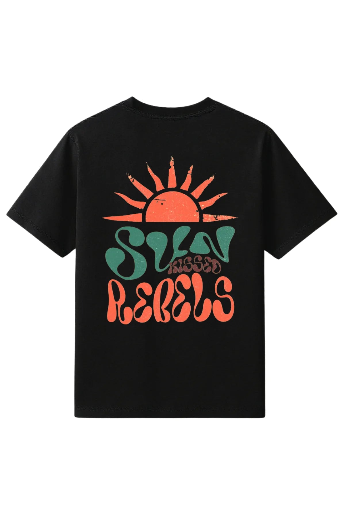 Schwarzes T-Shirt mit großem retro Sonnen-Print und „Sun Kissed Rebels“ Schriftzug auf dem Rücken.