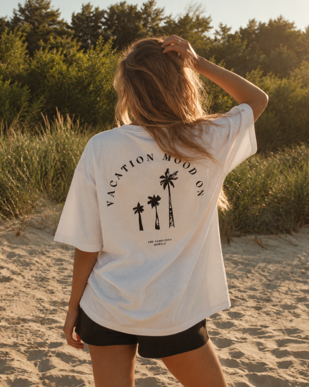 Schwarzer Vacation Mood On Backprint mit Palmen-Grafik auf weißem Oversized Shirt von The Sunkissed Rebels.