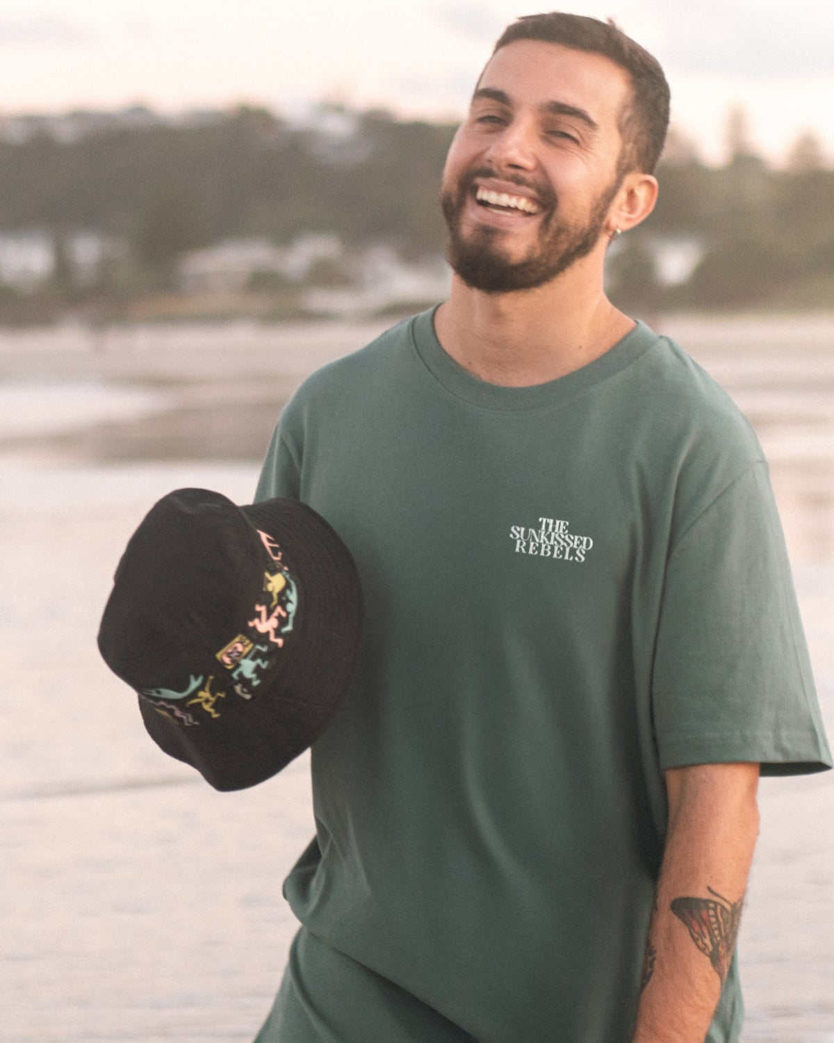 Mann lacht und trägt Vacation Mood On T-Shirt am Strand