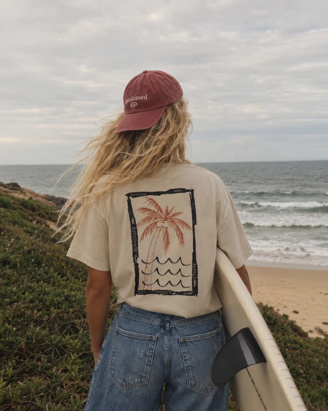 Frau trägt Waves and palm Tree oversized T-shirt von hinten mit großem Druck