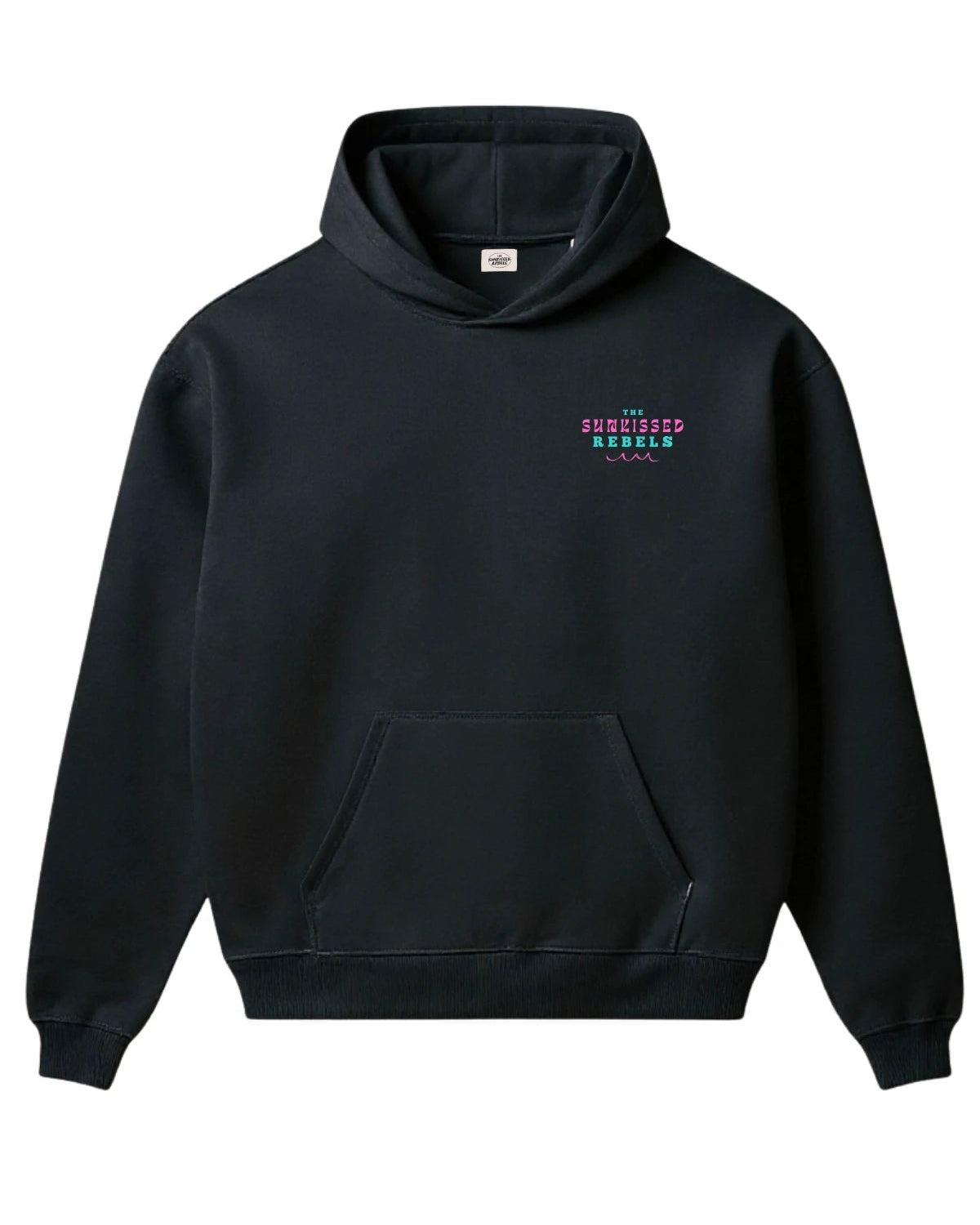 Schwarzer Oversized Hoodie mit farbigem Brustlogo ‘THE SUNKISSED REBELS’ in Pink und Türkis.