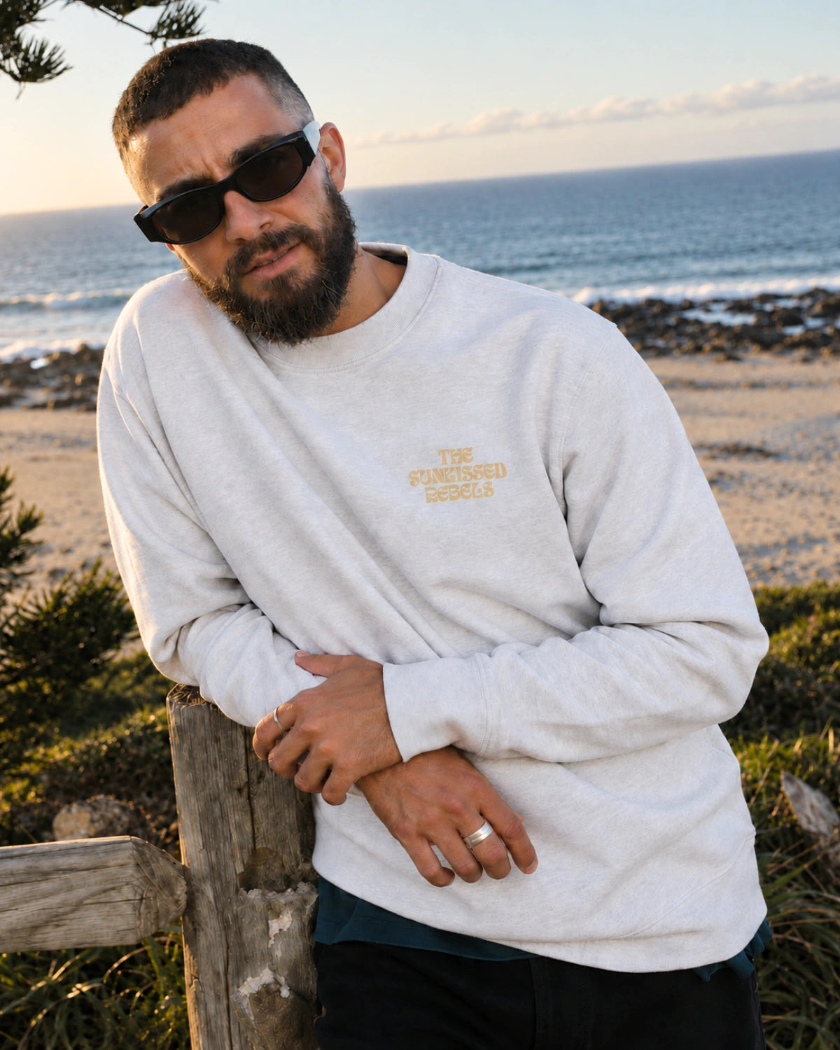 A Good Day Oversized Sweater in Cool Grey – Herren Lifestyle am Meer mit Frontprint