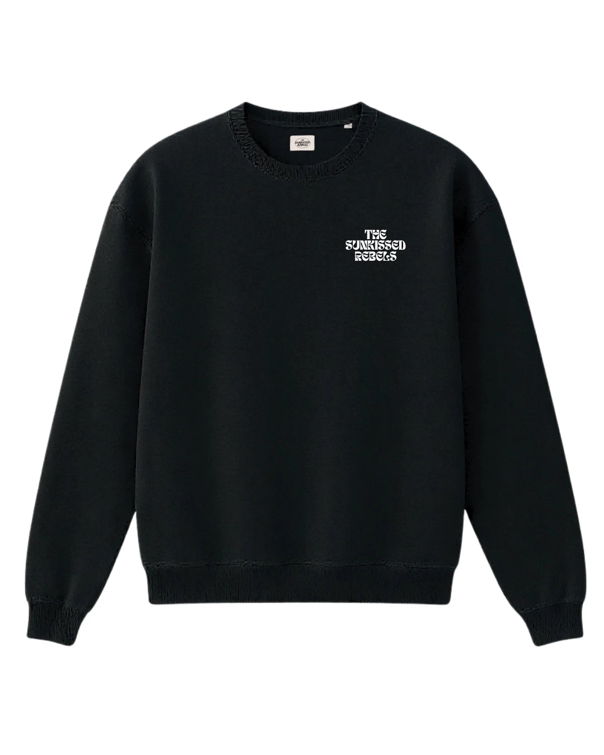 Schwarzer Sweater mit weißem Logo-Print ‘THE SUNKISSED REBELS’ auf der Brust.