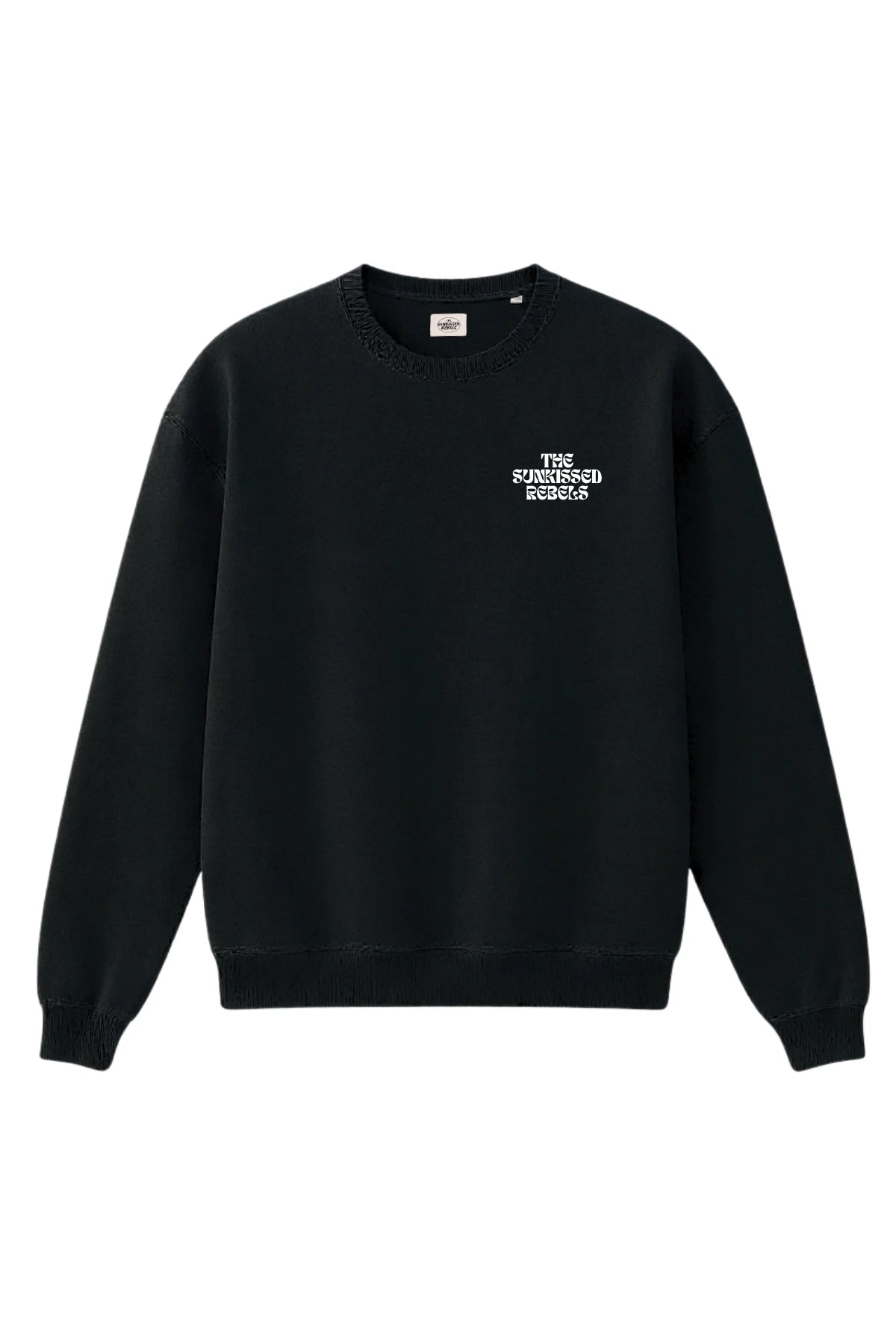 Schwarzer Sweater mit weißem Logo-Print ‘THE SUNKISSED REBELS’ auf der Brust.