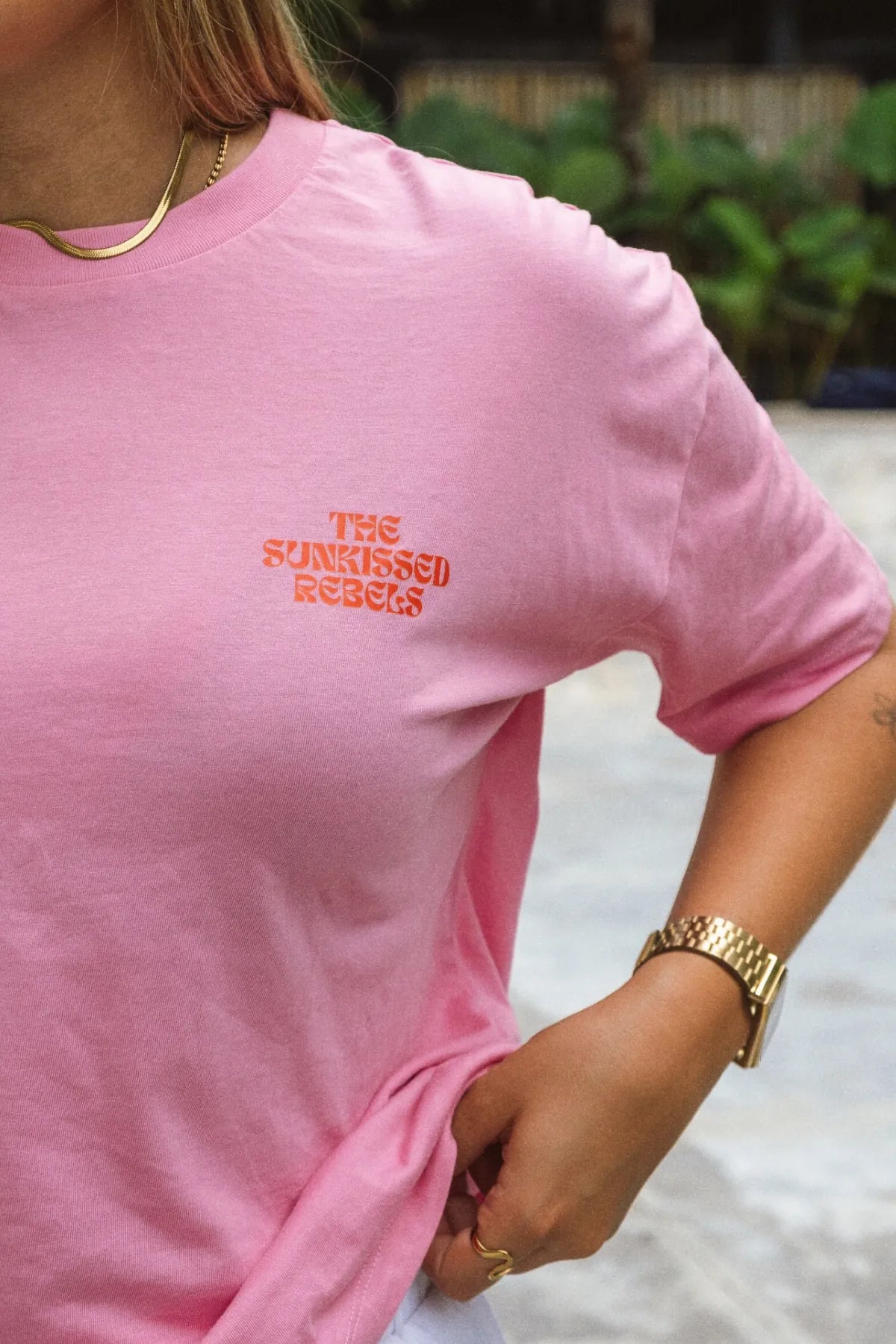 Detailaufnahme des A Good Day Women T-Shirts in Pink mit Logo von The Sunkissed Rebels auf der Brust