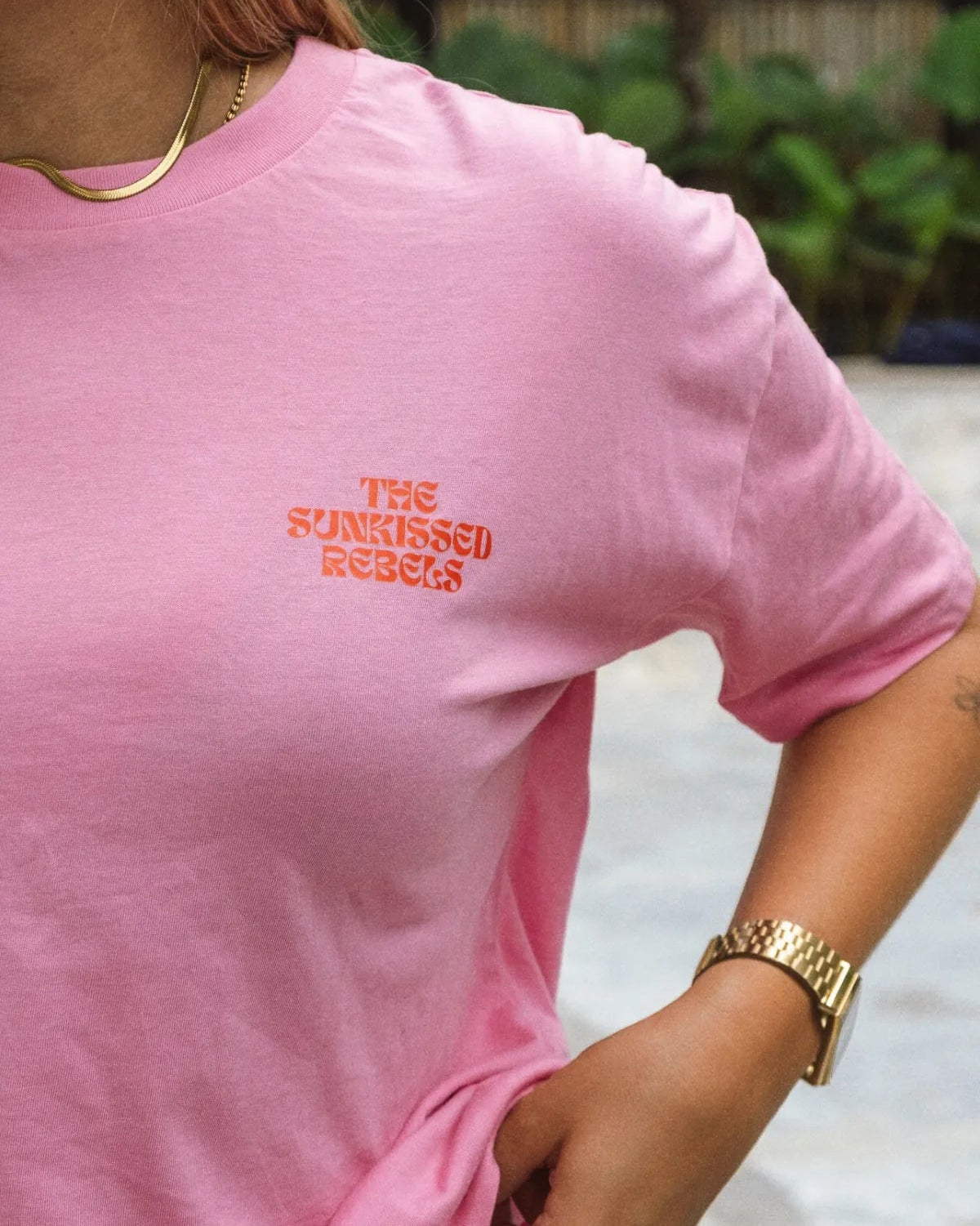 Detailaufnahme des A Good Day Women T-Shirts in Pink mit Logo von The Sunkissed Rebels auf der Brust