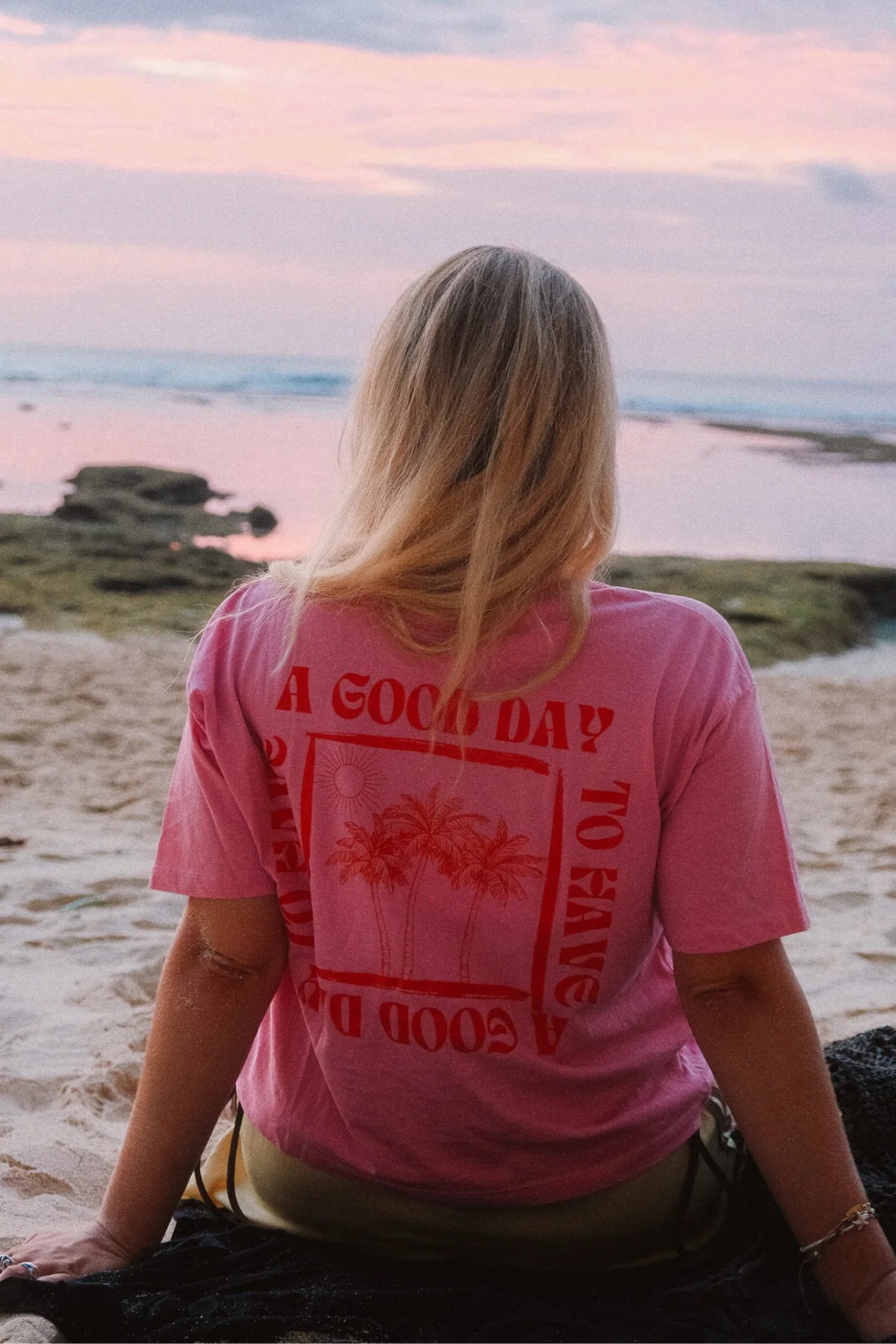 Lifestyle-Foto vom A Good Day Women T-Shirt Pink – perfekter Begleiter für Sonne, Strand und Freiheit.