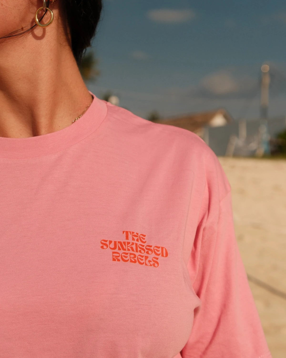 A Good Day Women T-Shirt Pink mit The Sunkissed Rebels Logo auf der Brust – stylisches Damen-T-Shirt für sonnige Tage am Strand.
