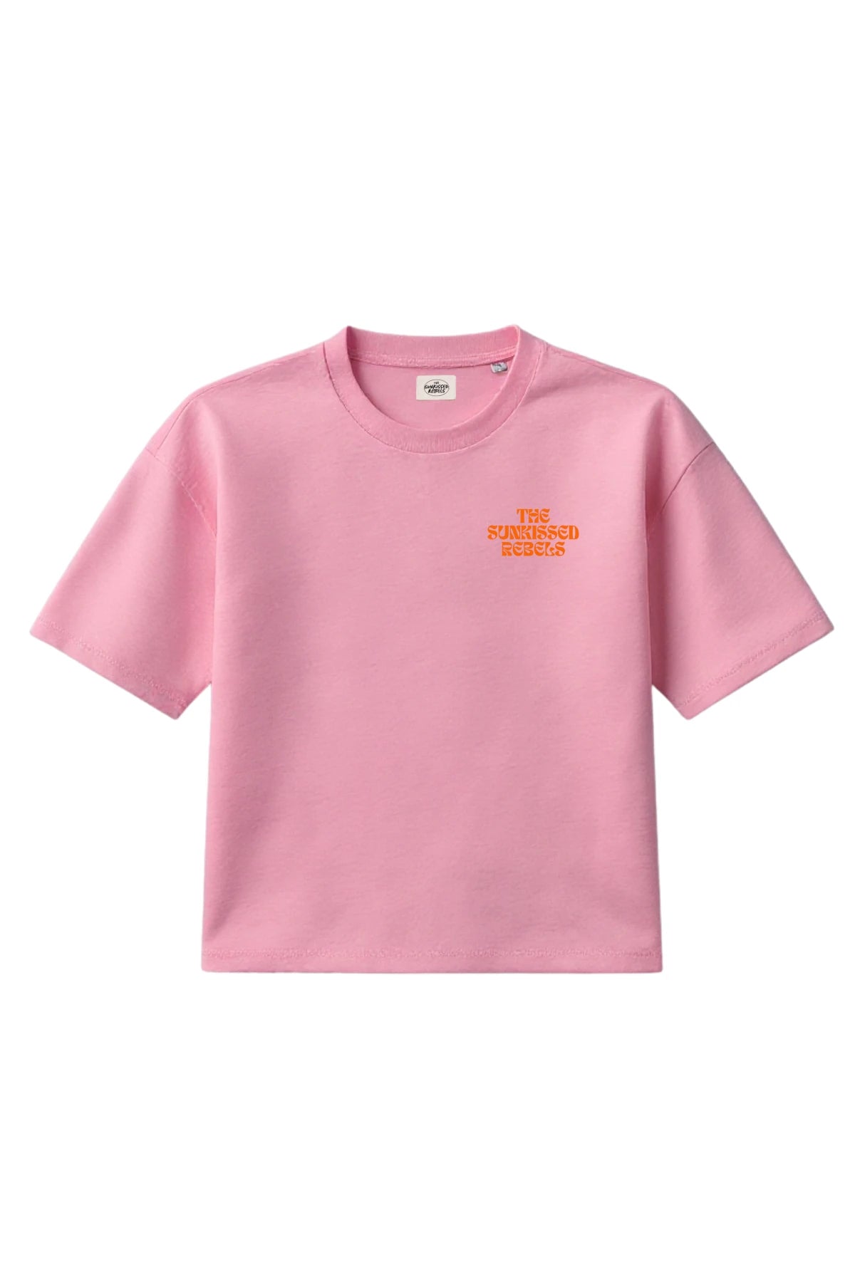 Rosa Damen-T-Shirt mit orangefarbenem Logo-Print ‘THE SUNKISSED REBELS’ auf der Brust.