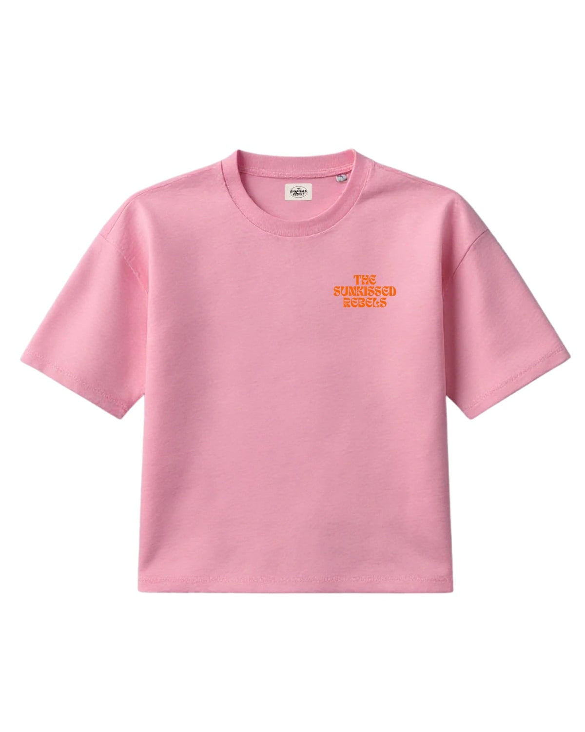 Rosa Damen-T-Shirt mit orangefarbenem Logo-Print ‘THE SUNKISSED REBELS’ auf der Brust.