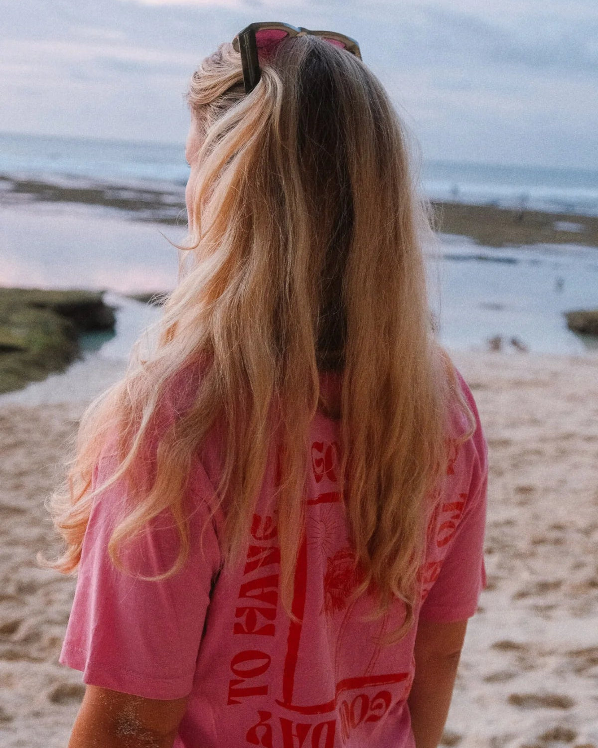 A Good Day Women T-Shirt Pink bei Sonnenuntergang am Meer – nachhaltige Mode von The Sunkissed Rebels.