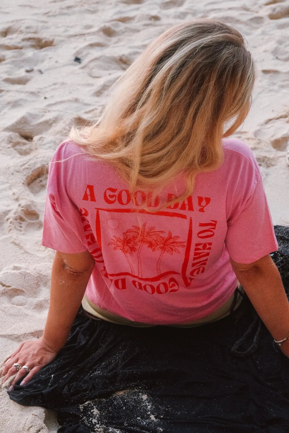 Frau im A Good Day Women T-Shirt Pink genießt den Küstenstil mit entspanntem Beach-Feeling.